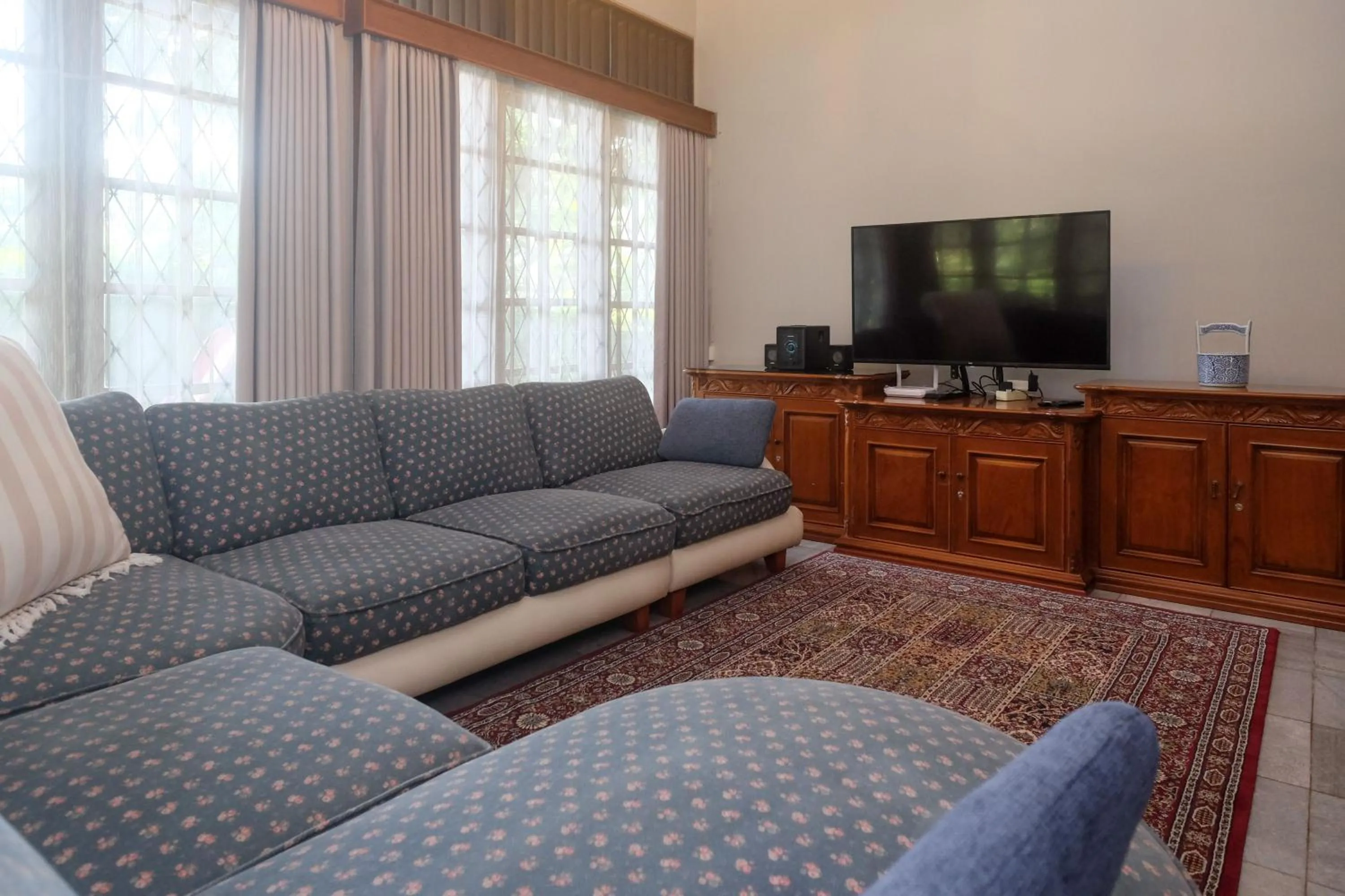 Communal lounge/ TV room in SAREH VILLA by The Lavana