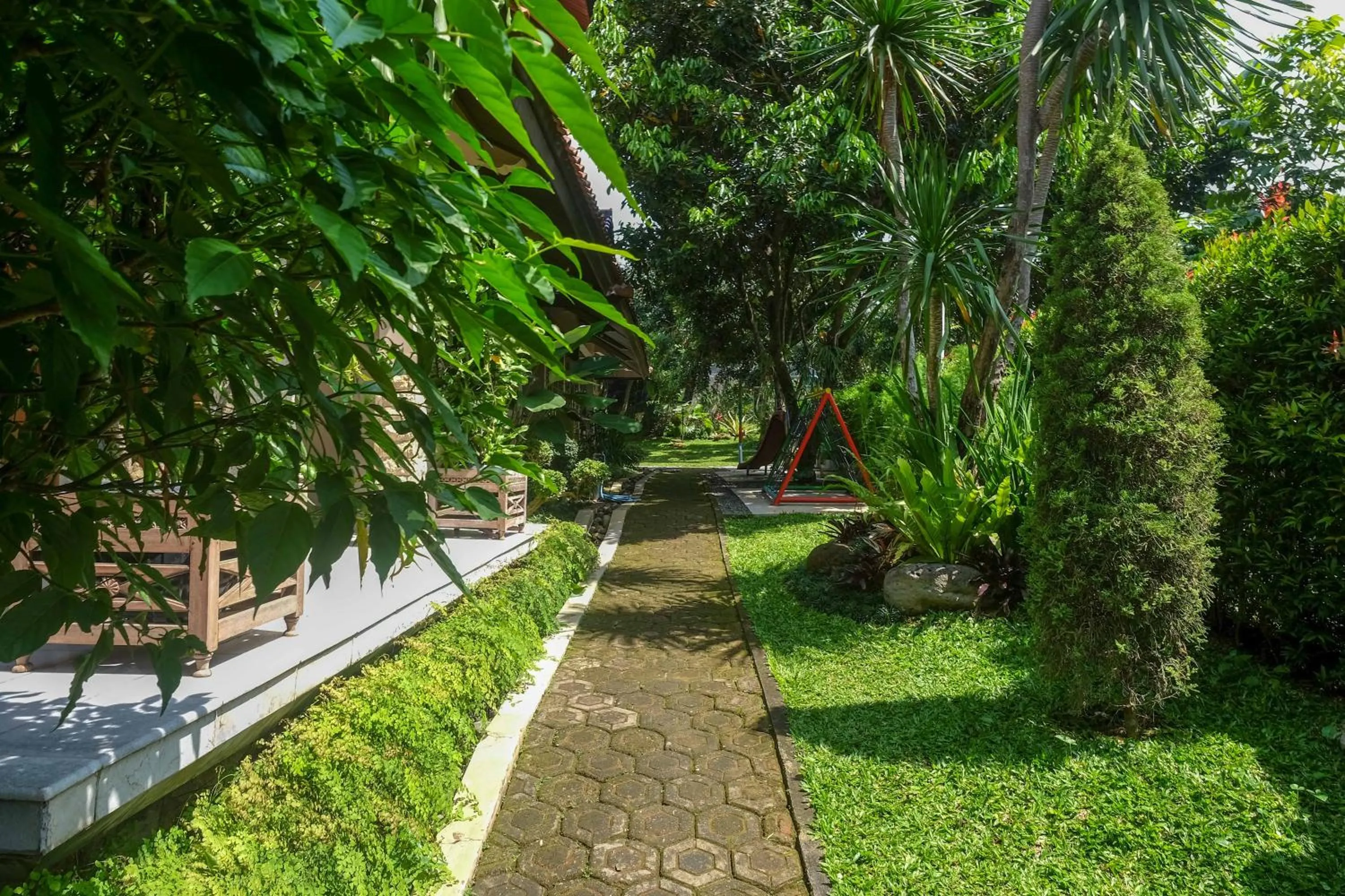 Garden in SAREH VILLA by The Lavana