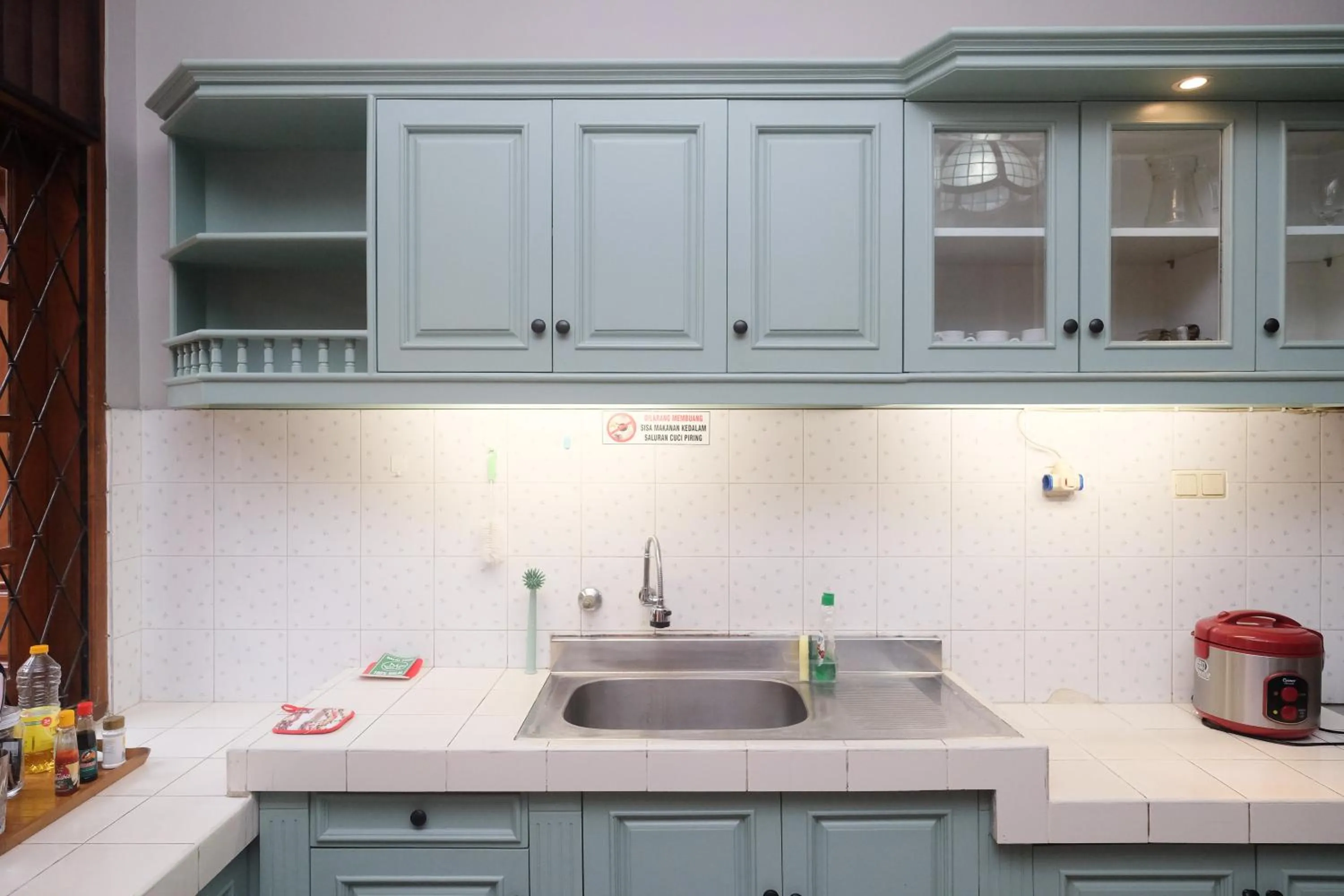 kitchen in SAREH VILLA by The Lavana