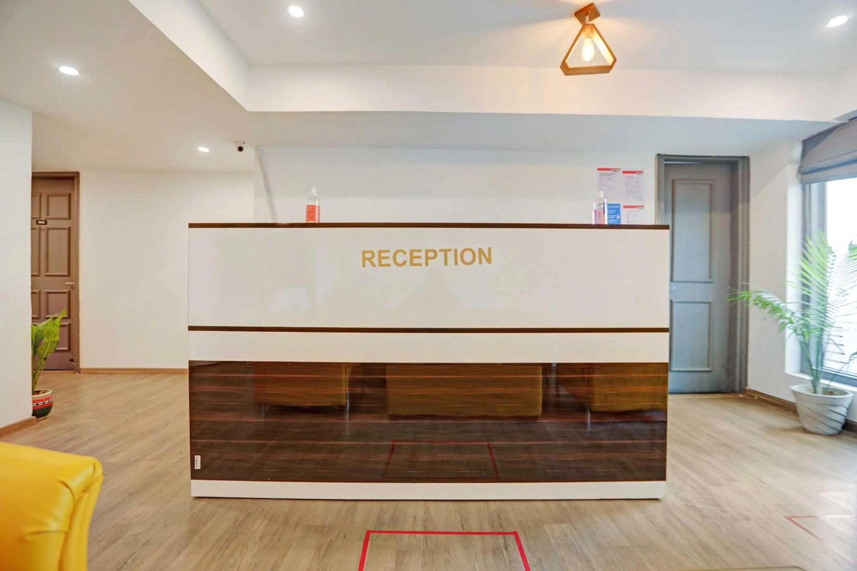 Lobby or reception in Super Townhouse CLOUD BAY