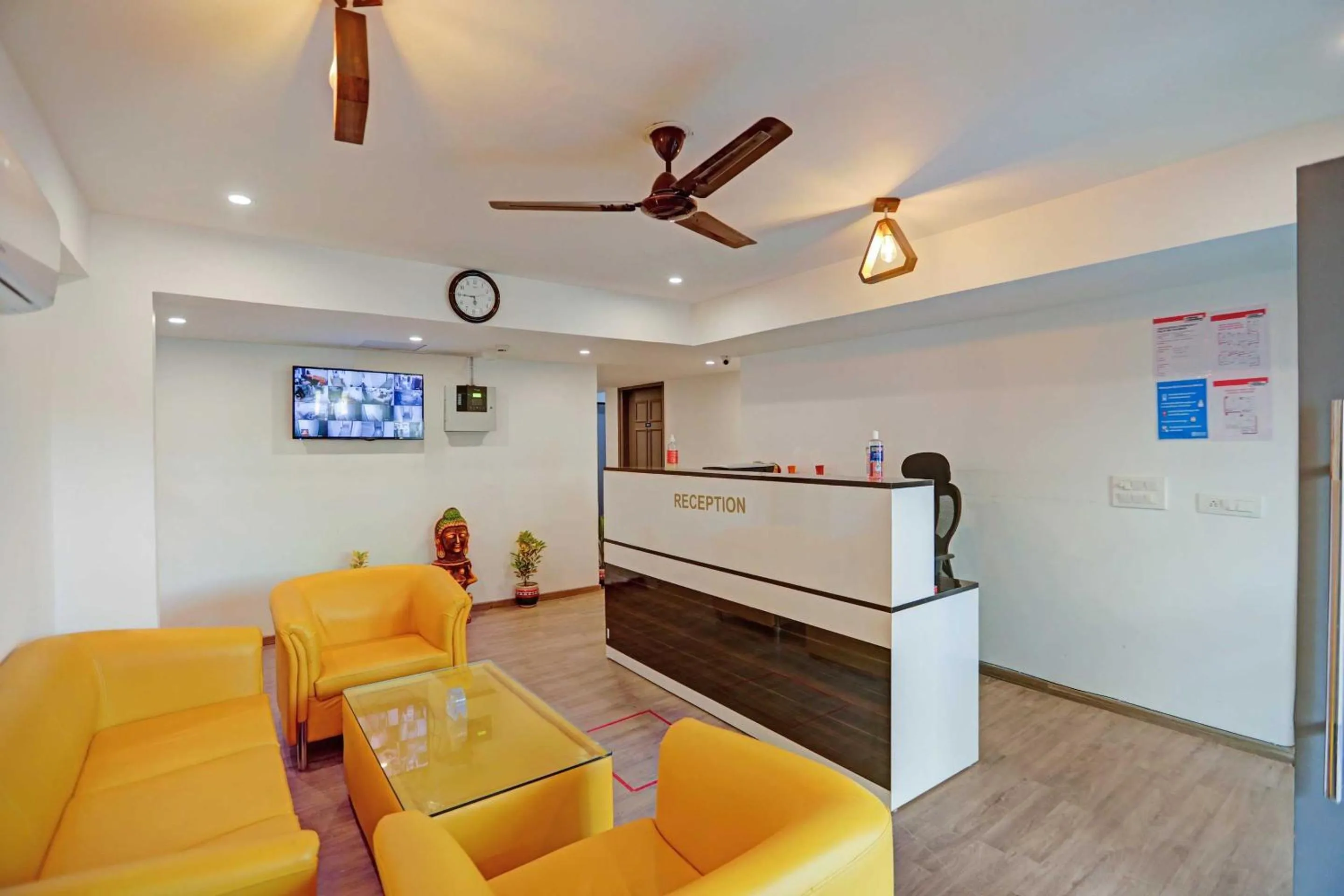 Lobby or reception in Super Townhouse CLOUD BAY