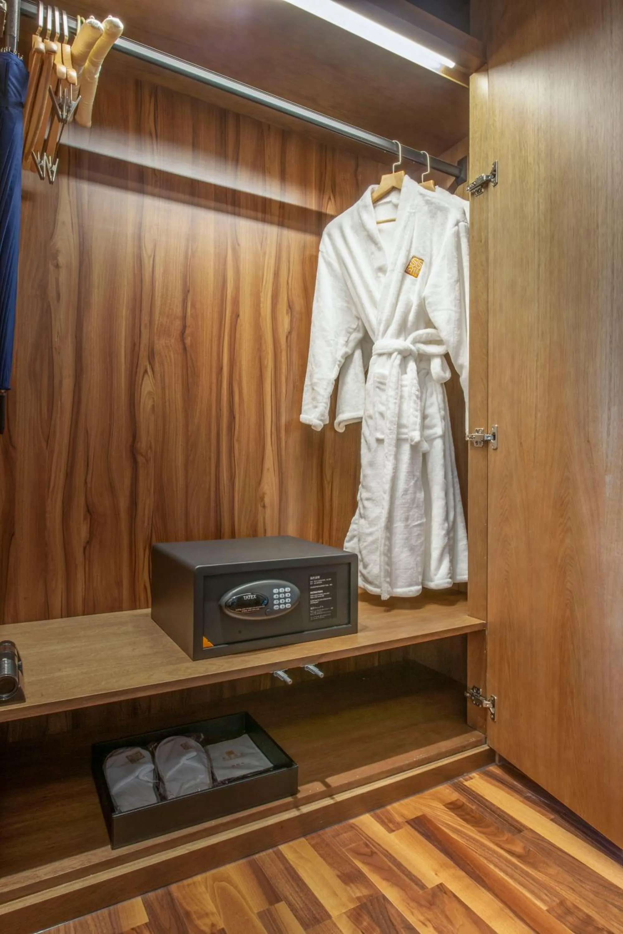 wardrobe in SSAW Boutiquel Hotel Xizi