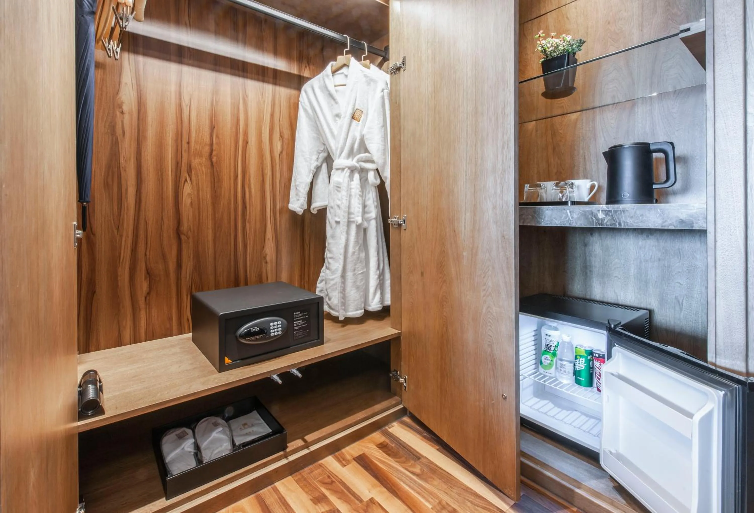 wardrobe in SSAW Boutiquel Hotel Xizi