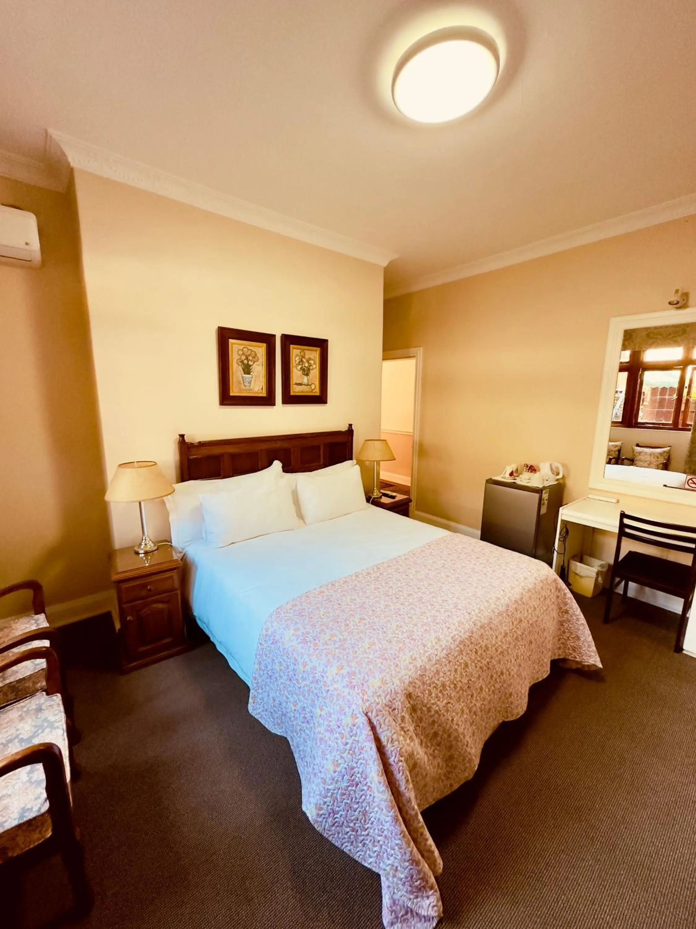 Bedroom, Bed in Ridgeview Lodge