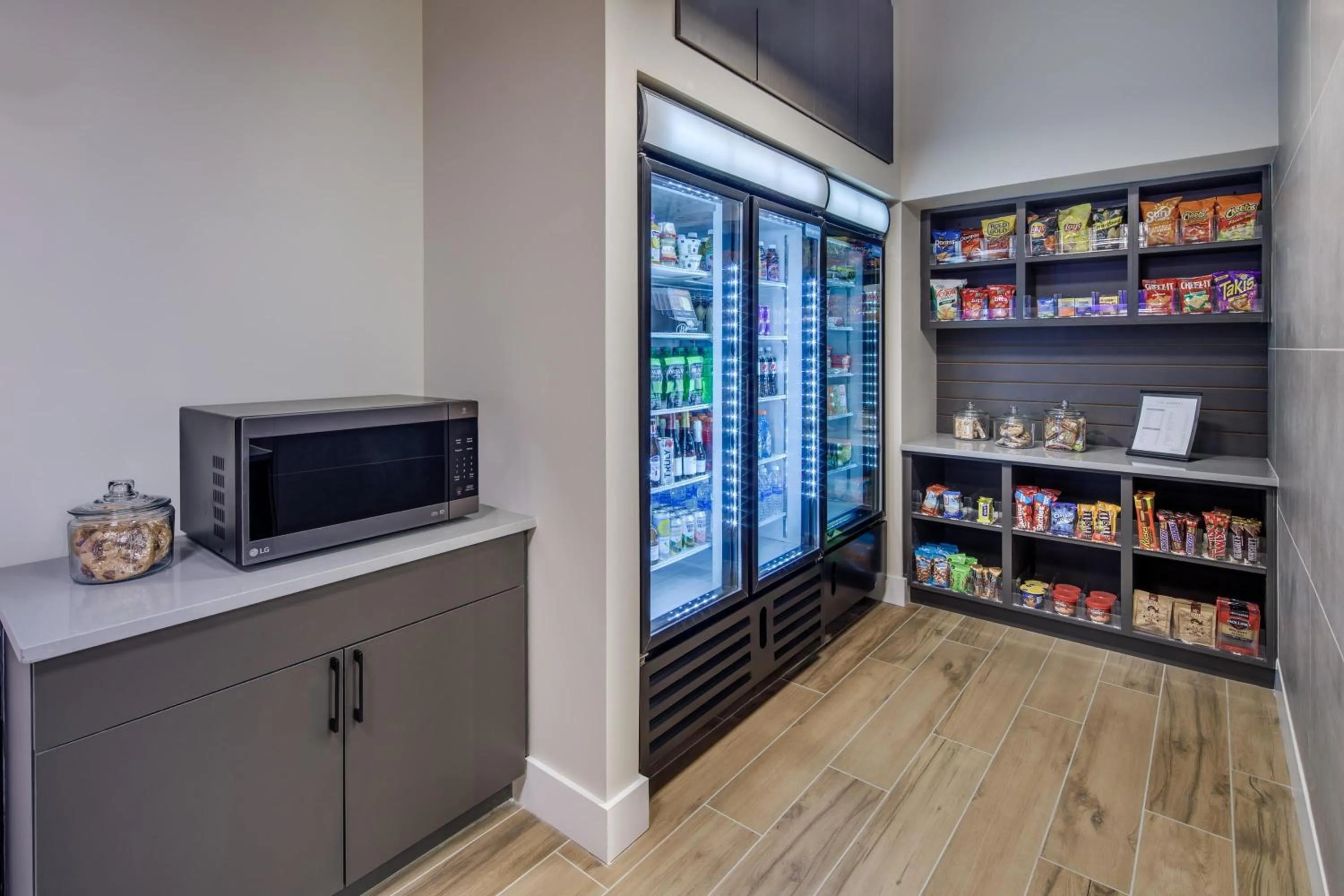 Restaurant/places to eat in Hyatt Place Newark-Main Street