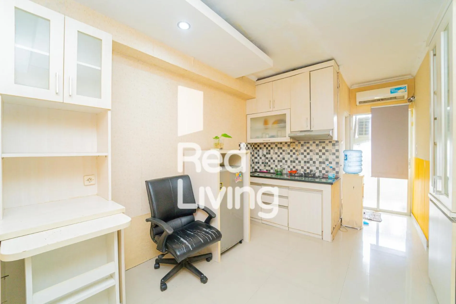 Kitchen or kitchenette in RedLiving Apartemen Cibubur Village - Lily's Room Tower C