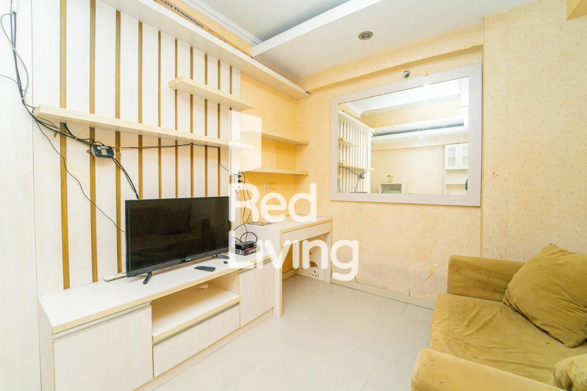 Communal lounge/ TV room in RedLiving Apartemen Cibubur Village - Lily's Room Tower C