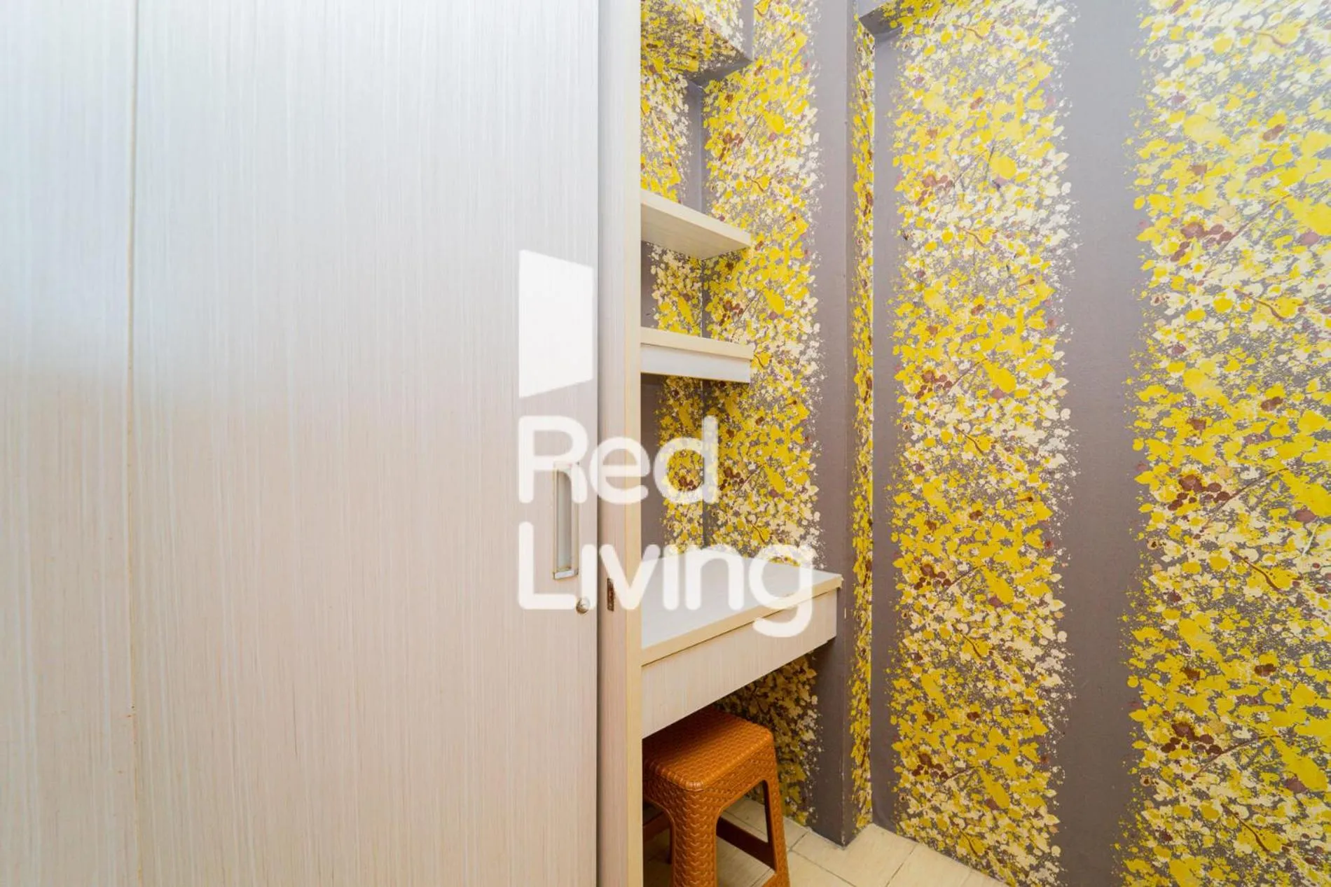 wardrobe in RedLiving Apartemen Cibubur Village - Lily's Room Tower C
