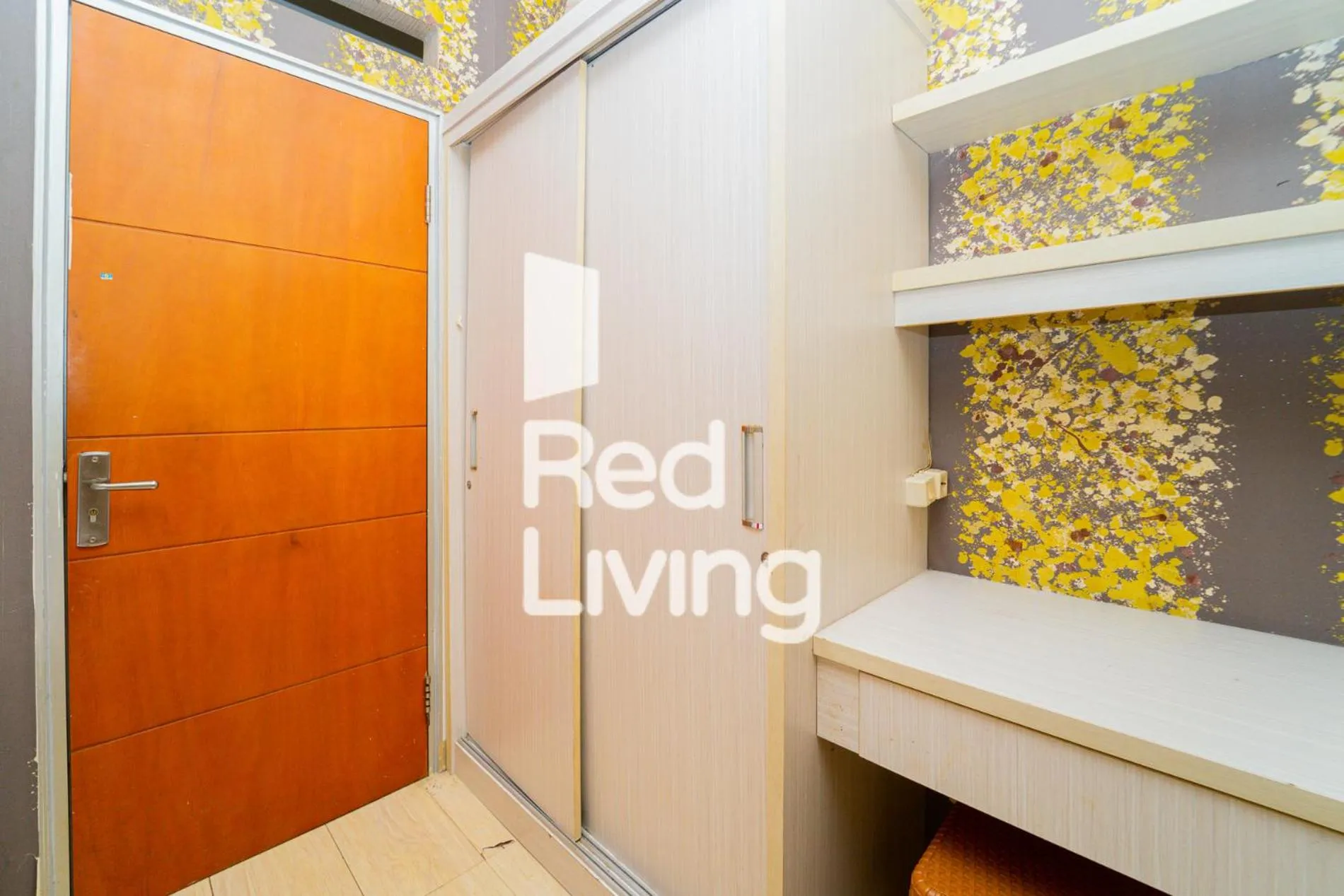 wardrobe in RedLiving Apartemen Cibubur Village - Lily's Room Tower C