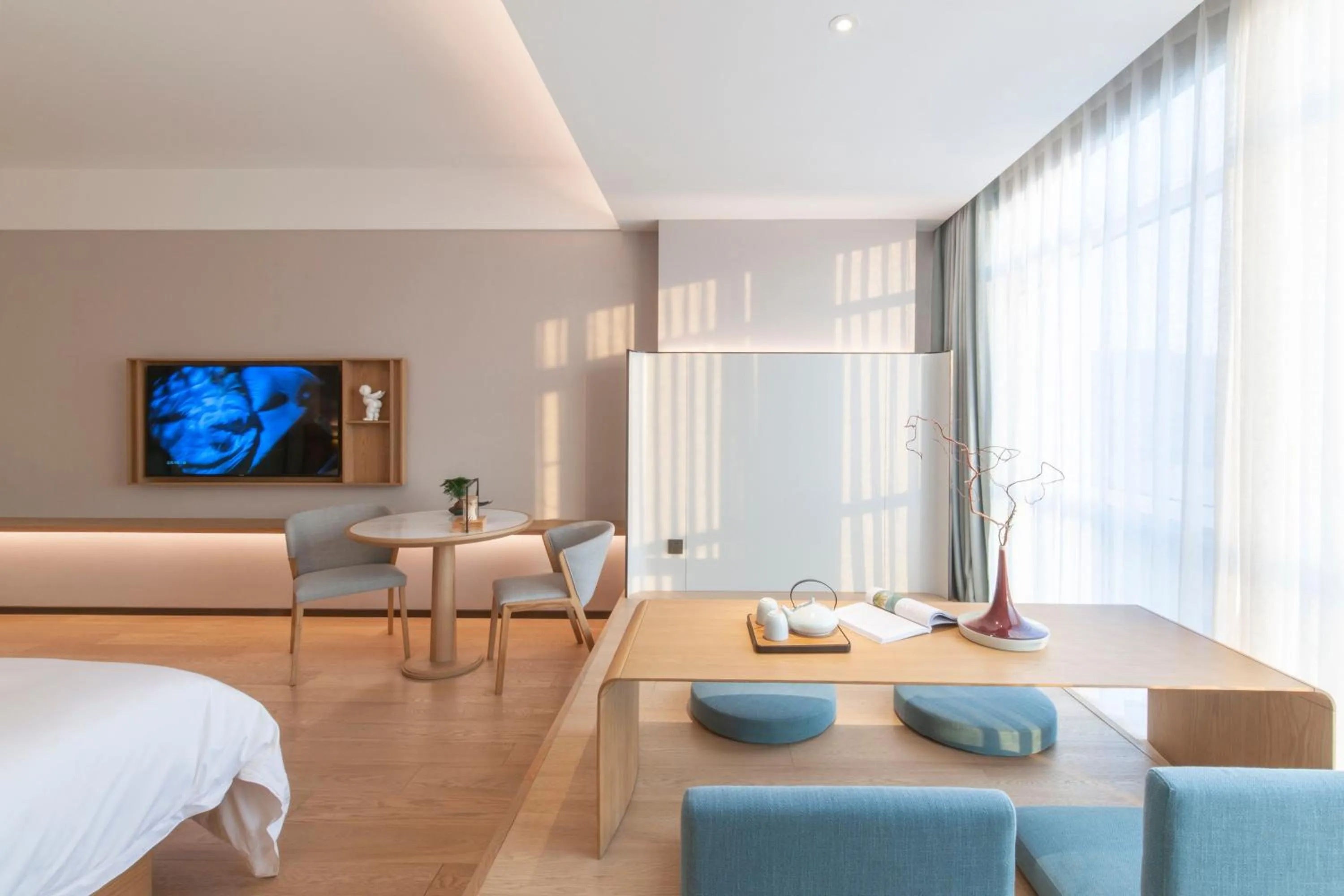 Seating area, Bed in SSAW Boutique Hotel ZHIJIANG IMPRESSION