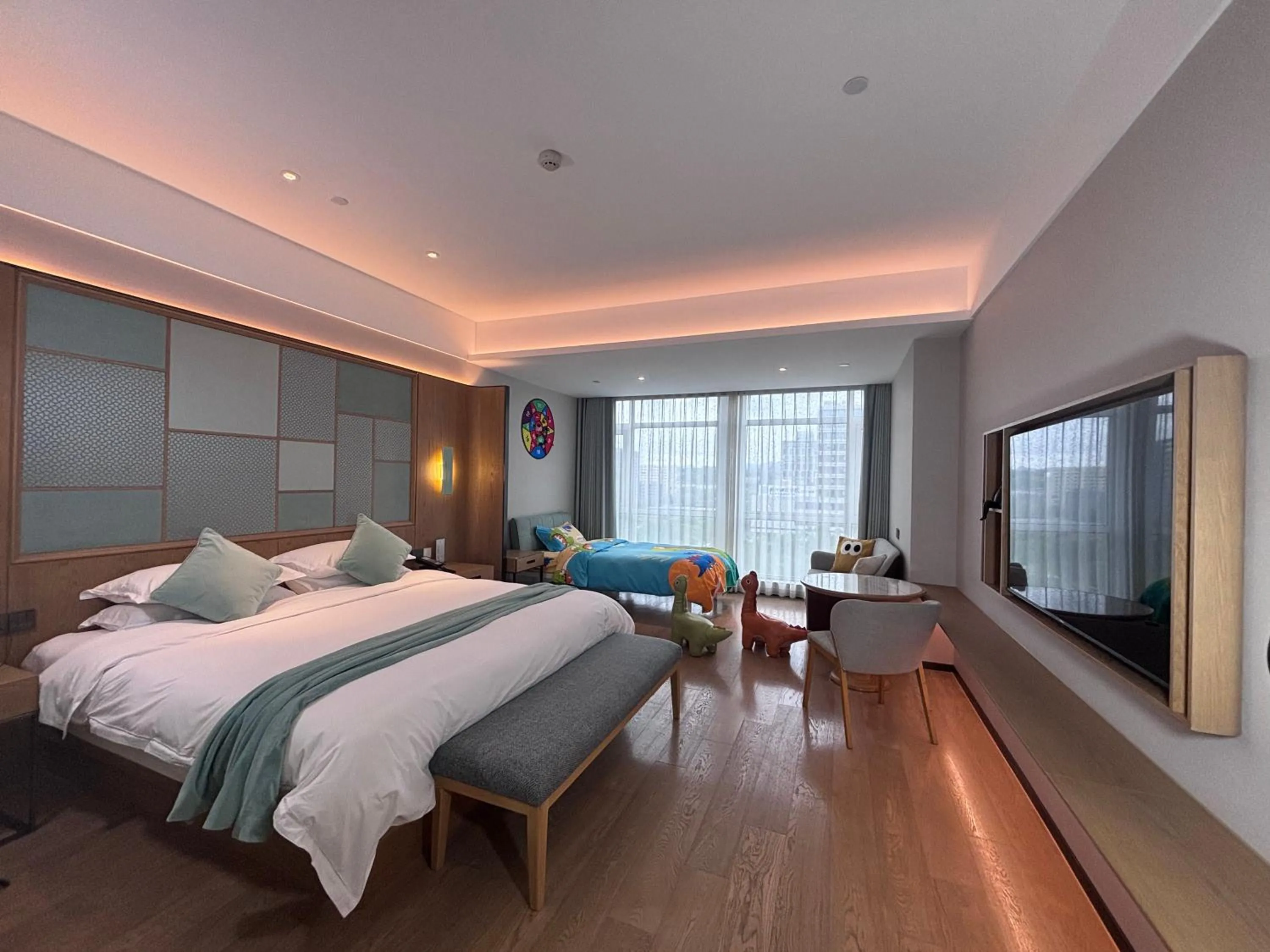 Photo of the whole room, Bed in SSAW Boutique Hotel ZHIJIANG IMPRESSION