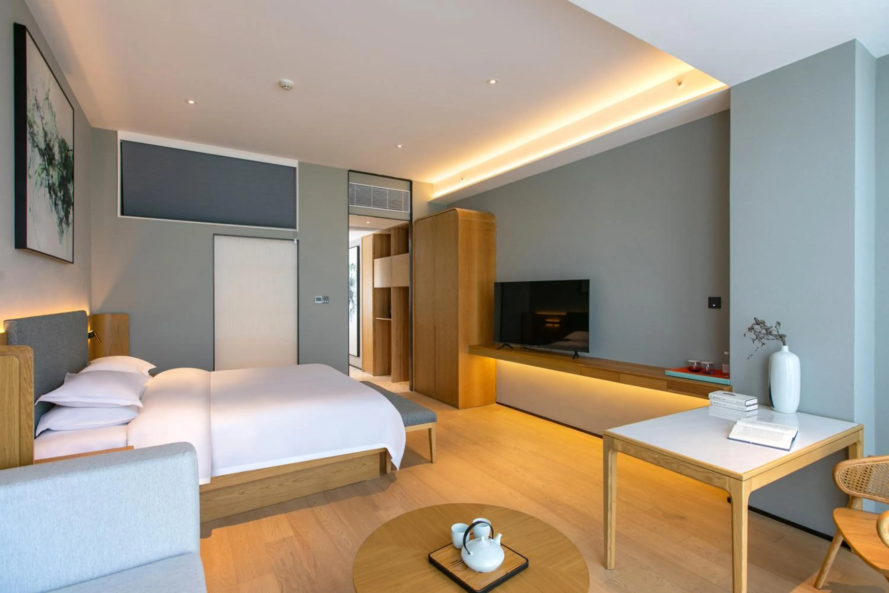 Photo of the whole room, Bed in SSAW Boutique Hotel ZHIJIANG IMPRESSION