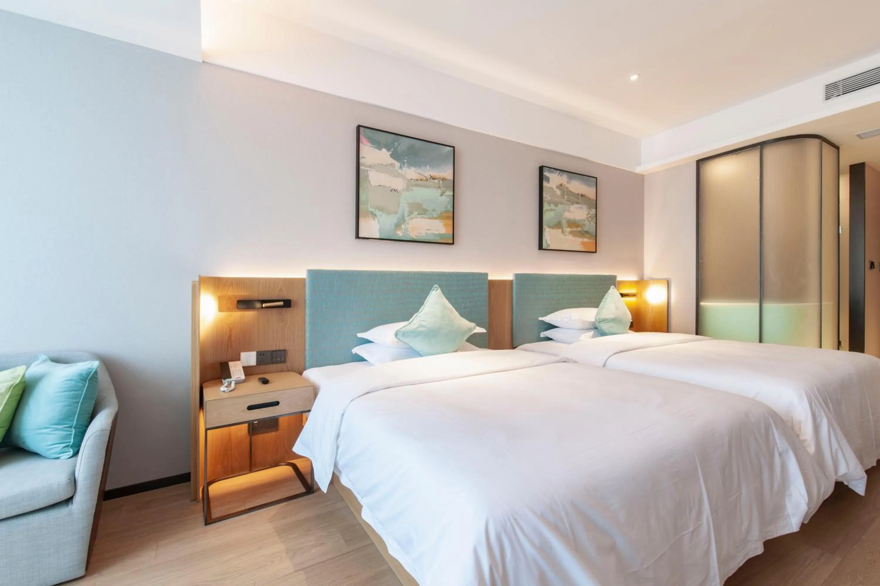 Photo of the whole room, Bed in SSAW Boutique Hotel ZHIJIANG IMPRESSION