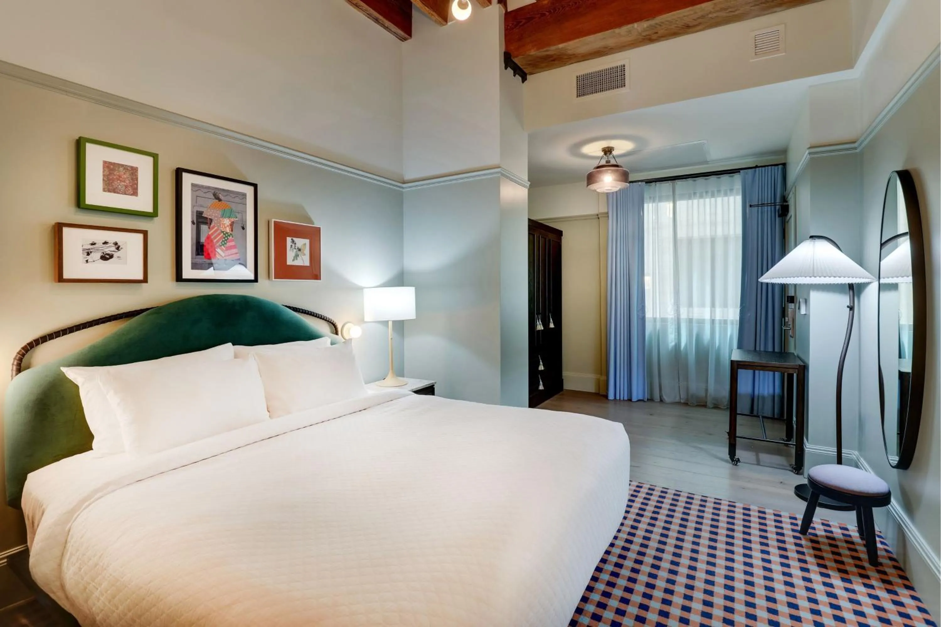 Photo of the whole room, Bed in Trilogy Hotel Montgomery, Autograph Collection