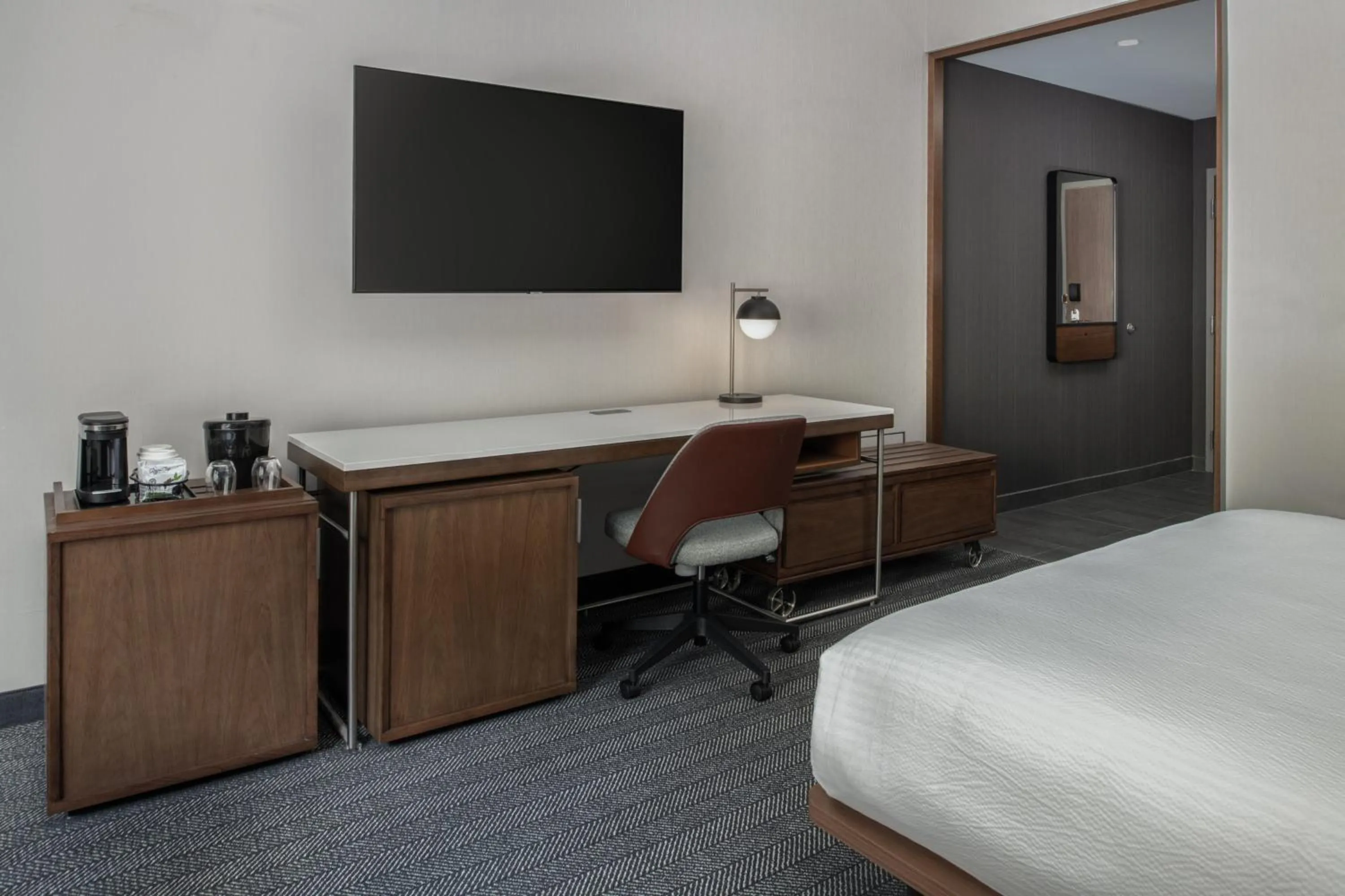 Photo of the whole room, Bed in Courtyard by Marriott Olympia