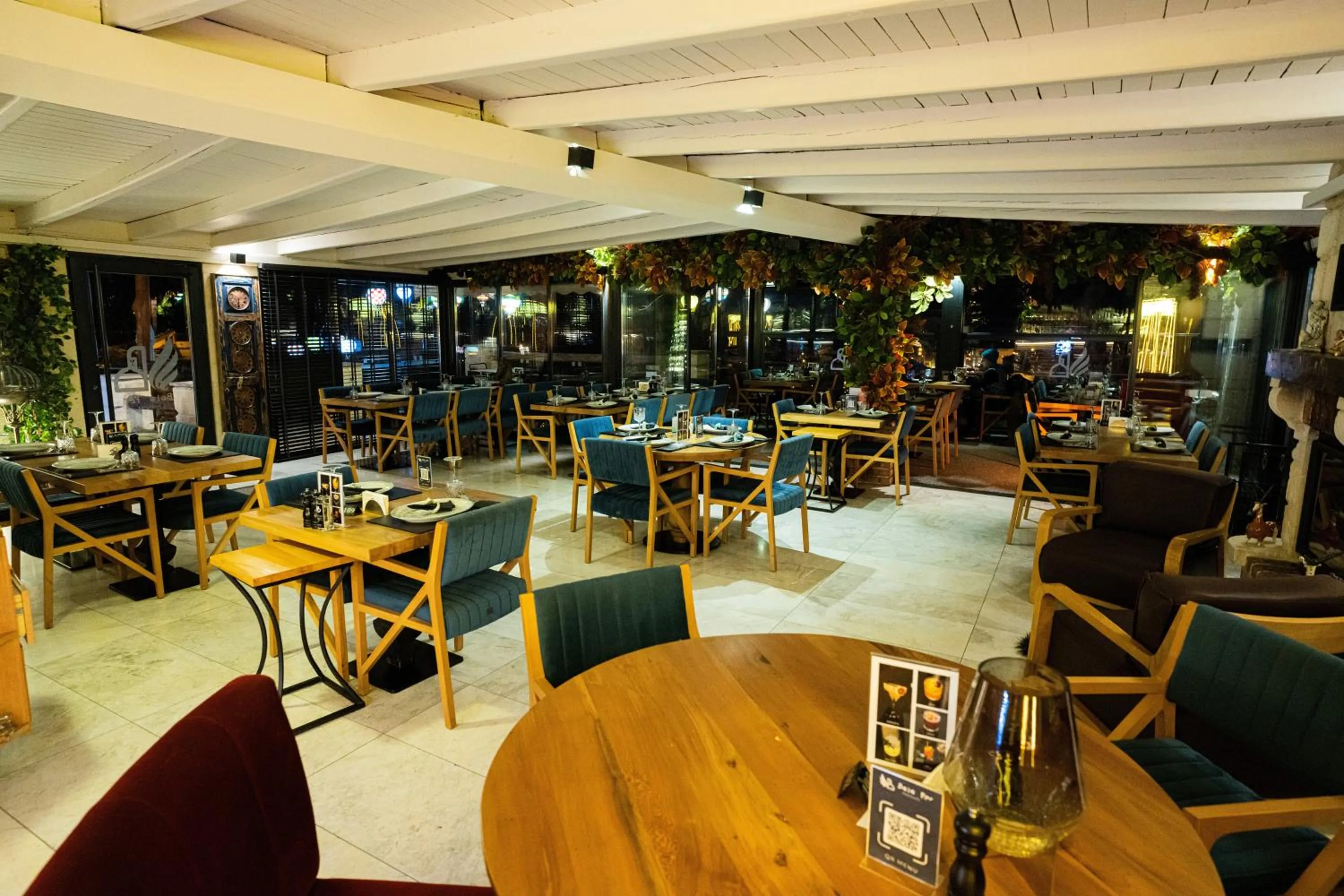 Restaurant/places to eat in Bala Cave House