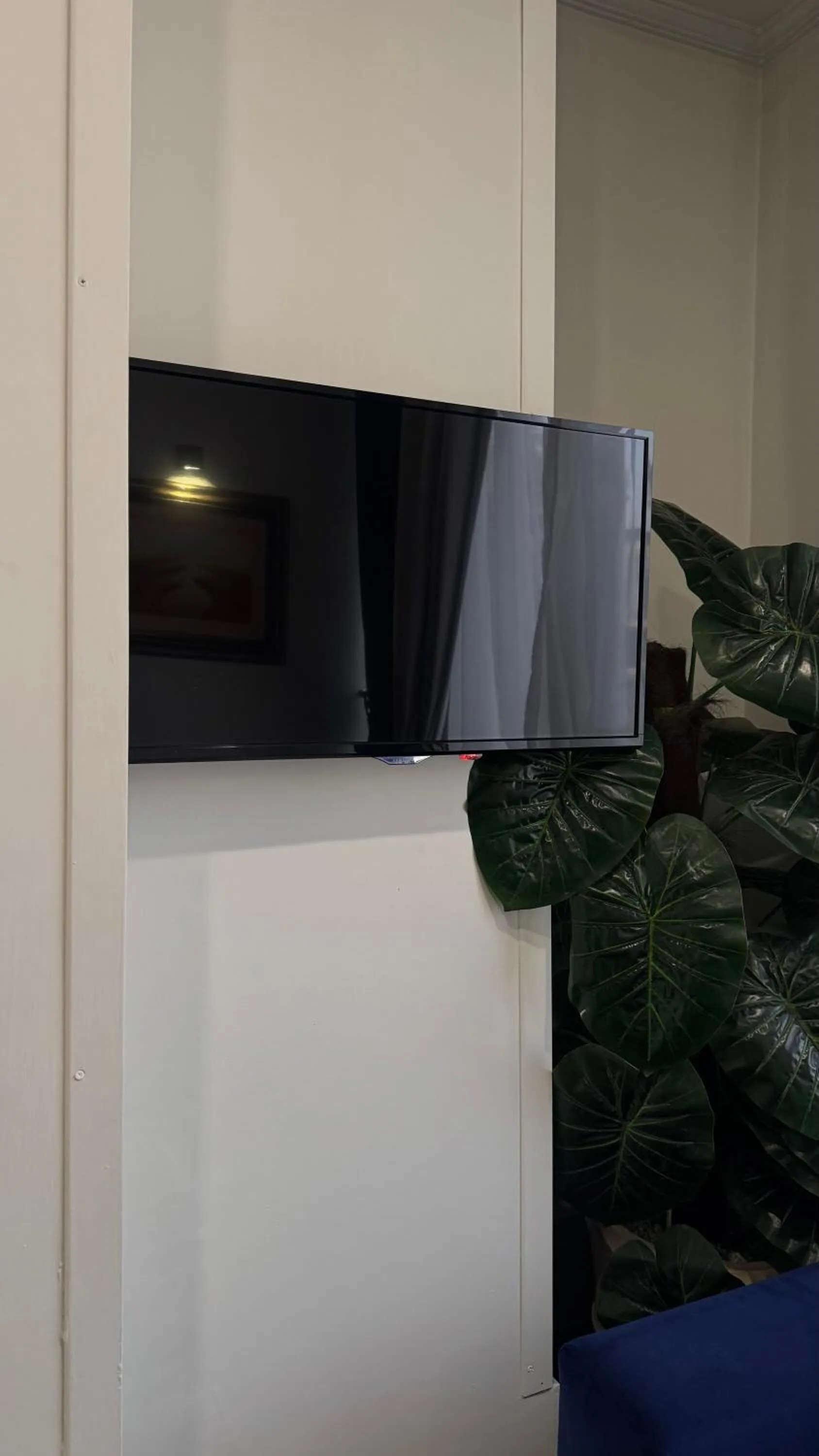 Communal lounge/ TV room in OBAN Hotel