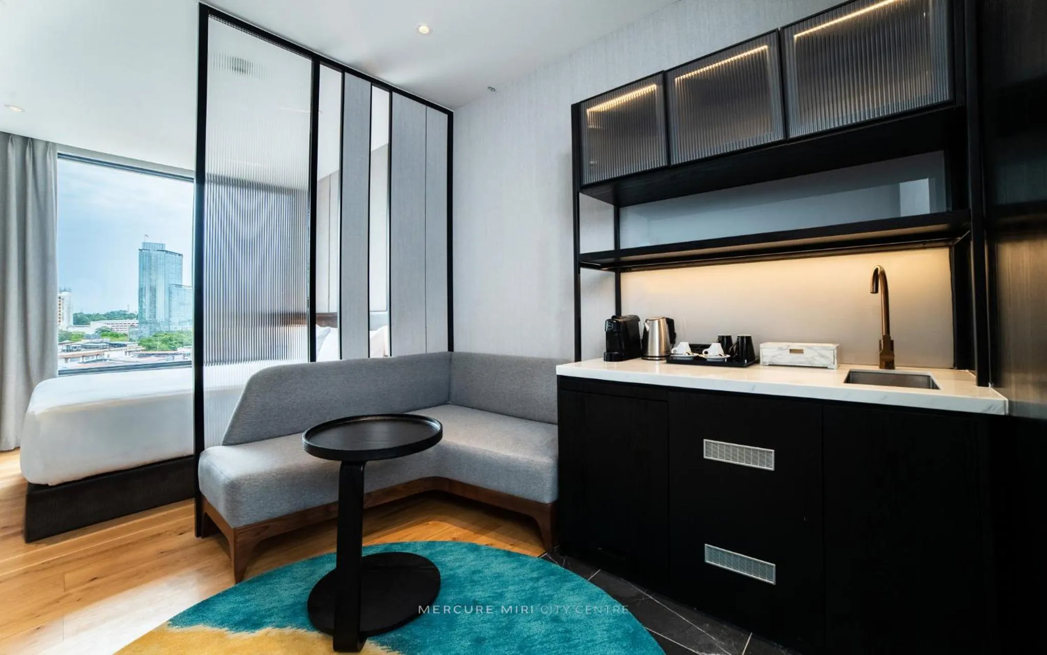 Kitchen or kitchenette, Bed in Mercure Miri City Centre