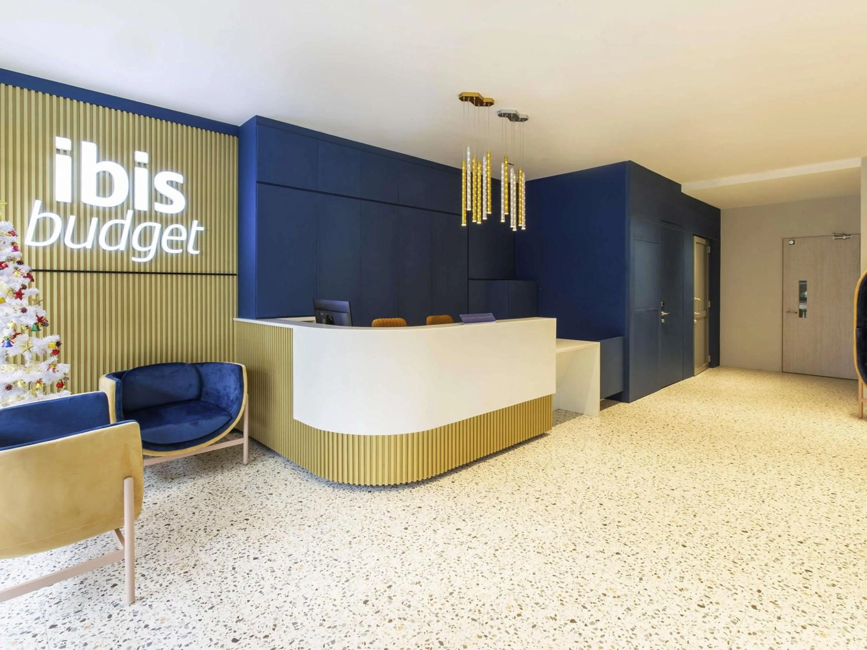 Property building in ibis budget Singapore Gold