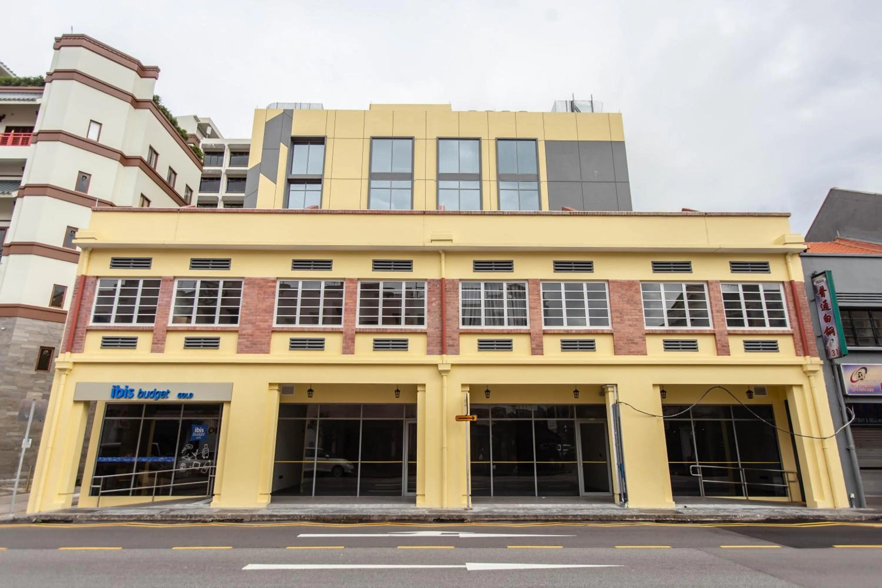 Property building in ibis budget Singapore Gold
