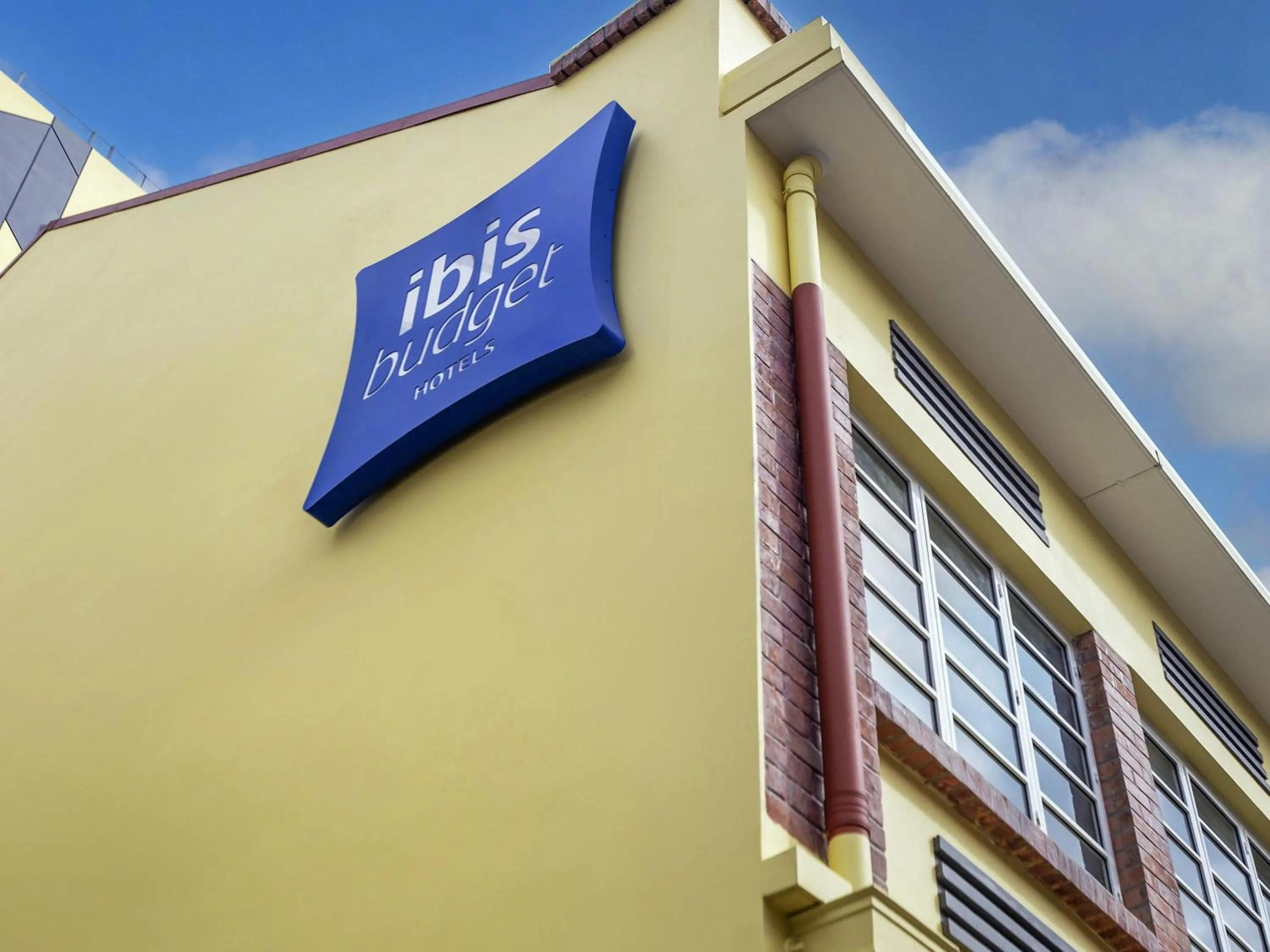 Property building in ibis budget Singapore Gold