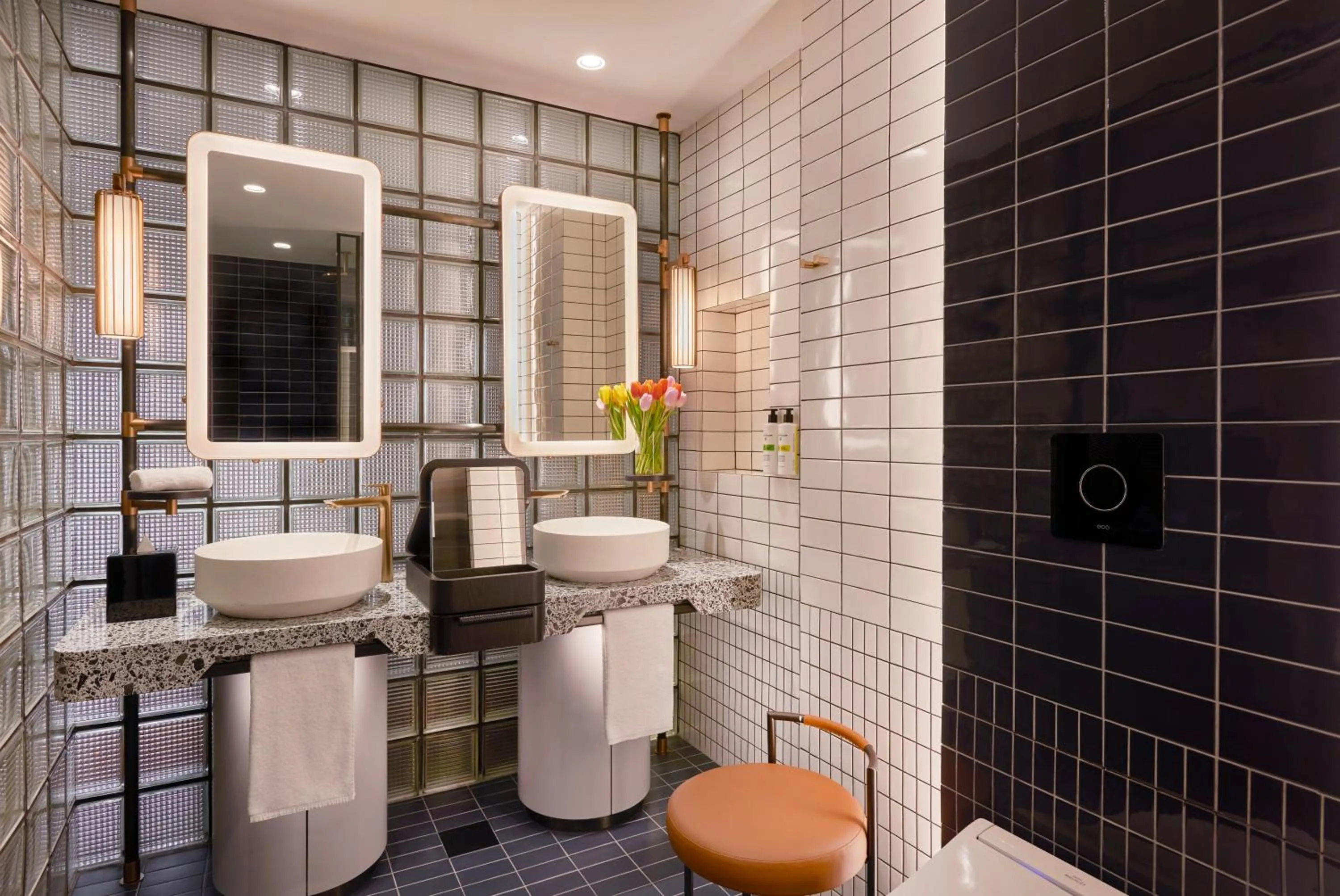 Toilet in Pullman Singapore Orchard