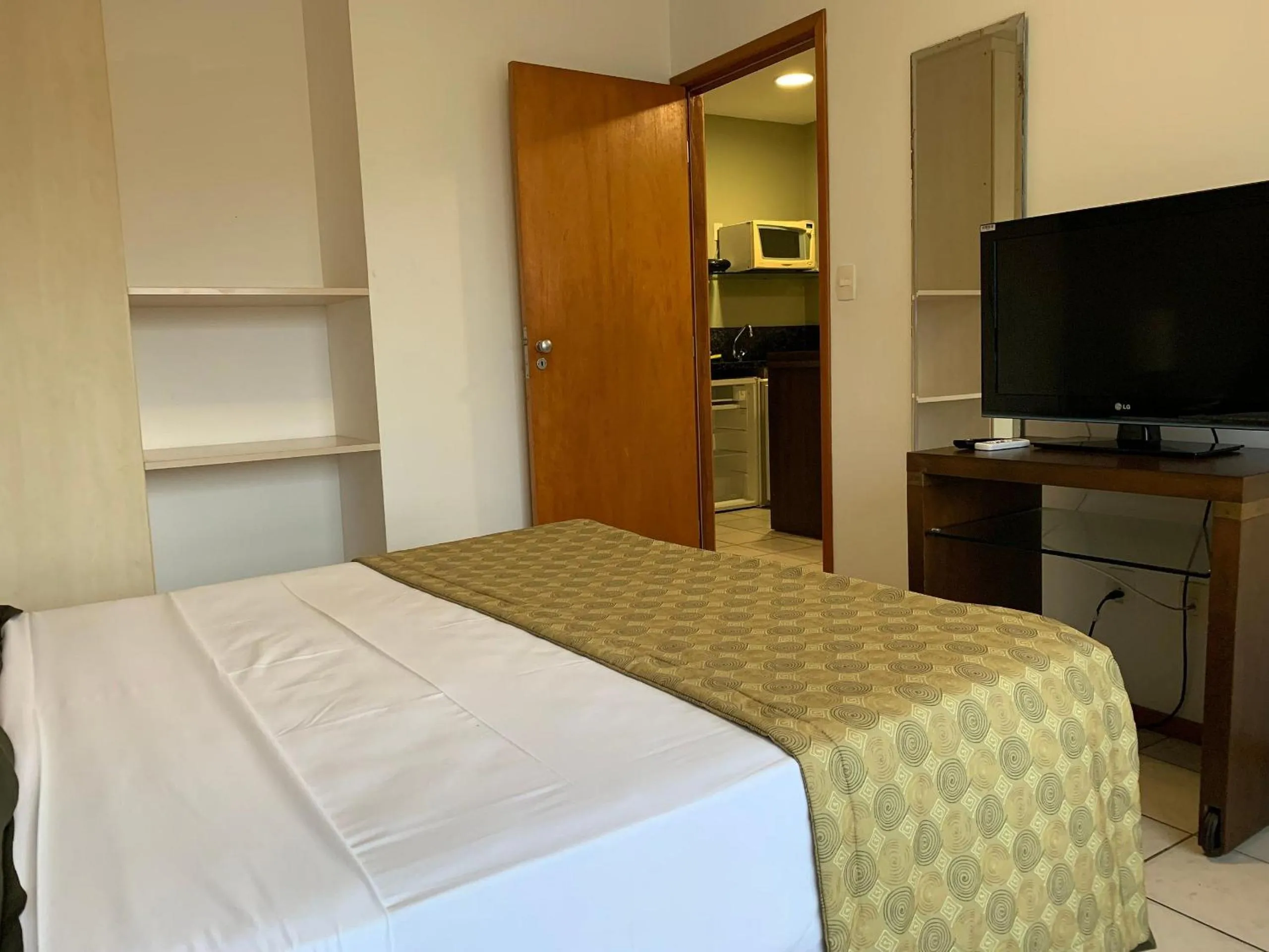 Bedroom, Bed in Flat no Condomínio Metrópolis - Ilha do Leite