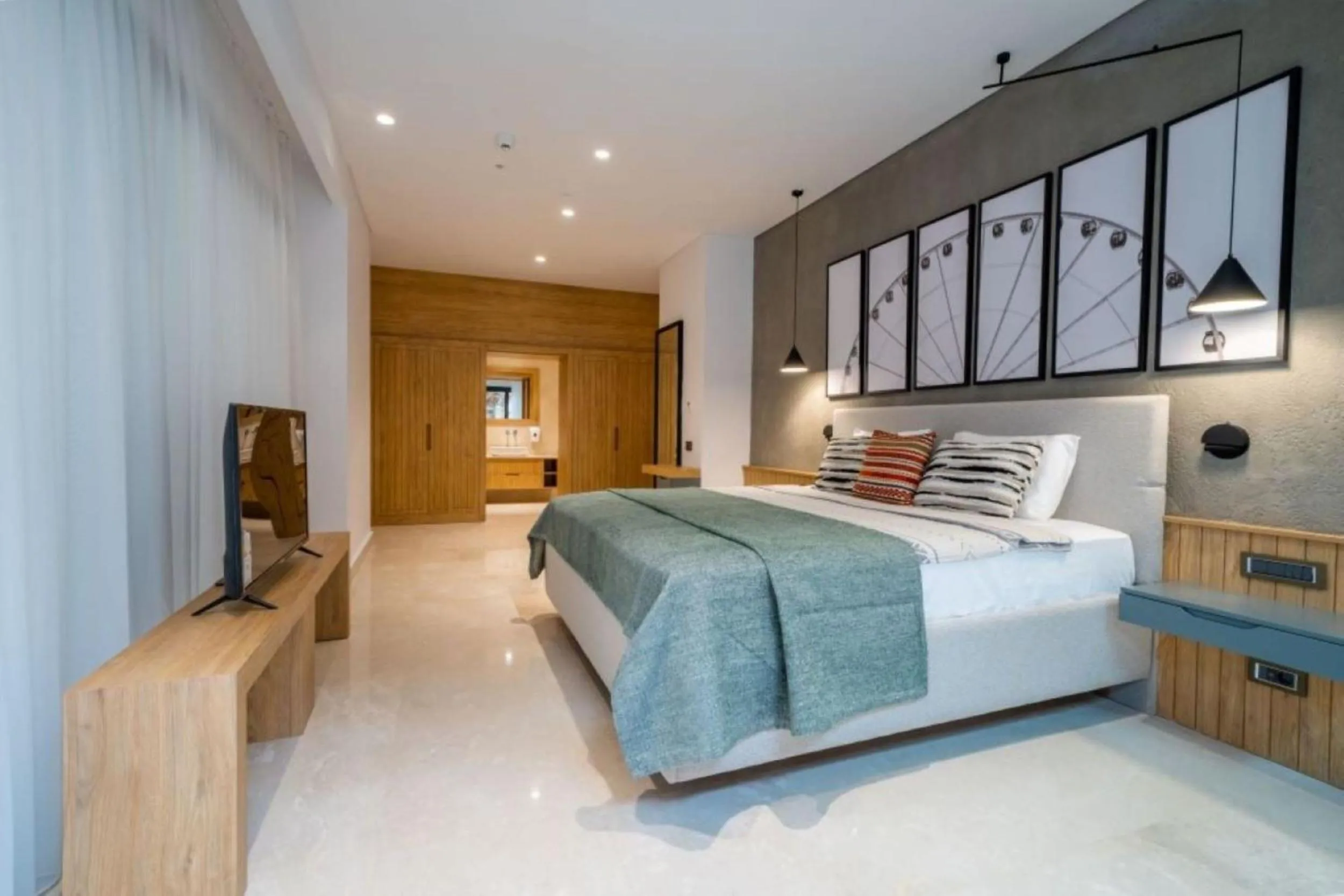 Bathroom, Bed in Lures Hotel