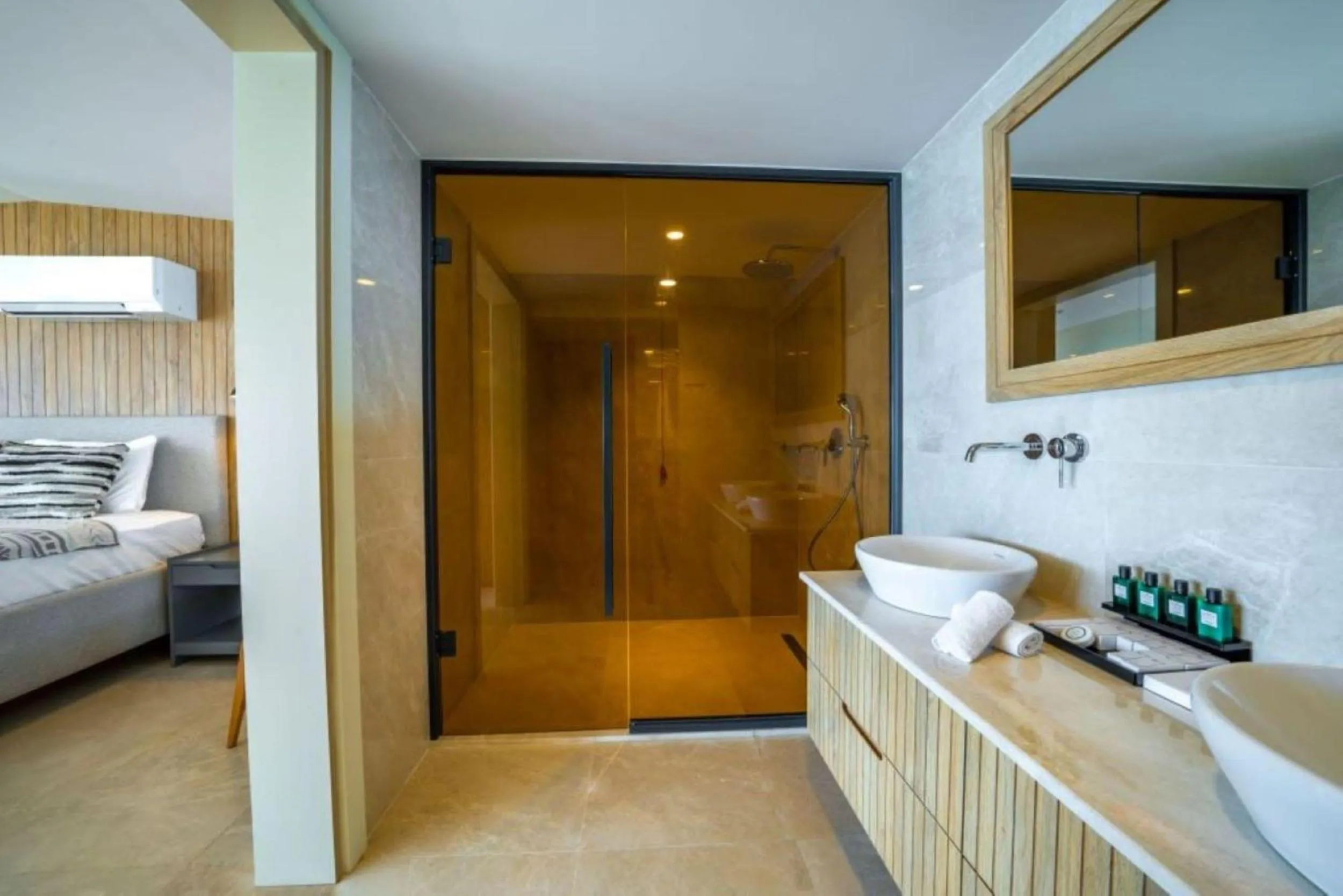 Shower, Bed in Lures Hotel