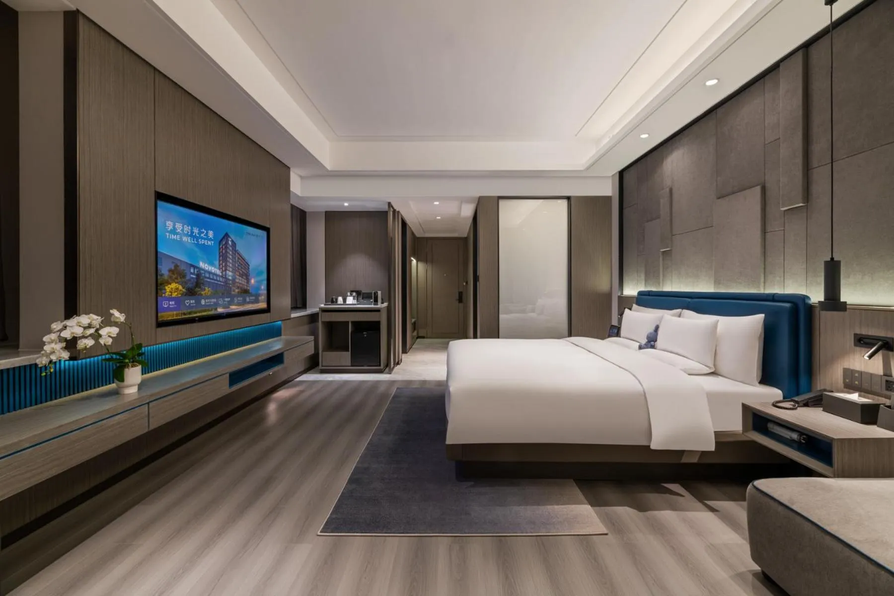 Photo of the whole room, Bed in Novotel Kunshan Yangcheng Lake