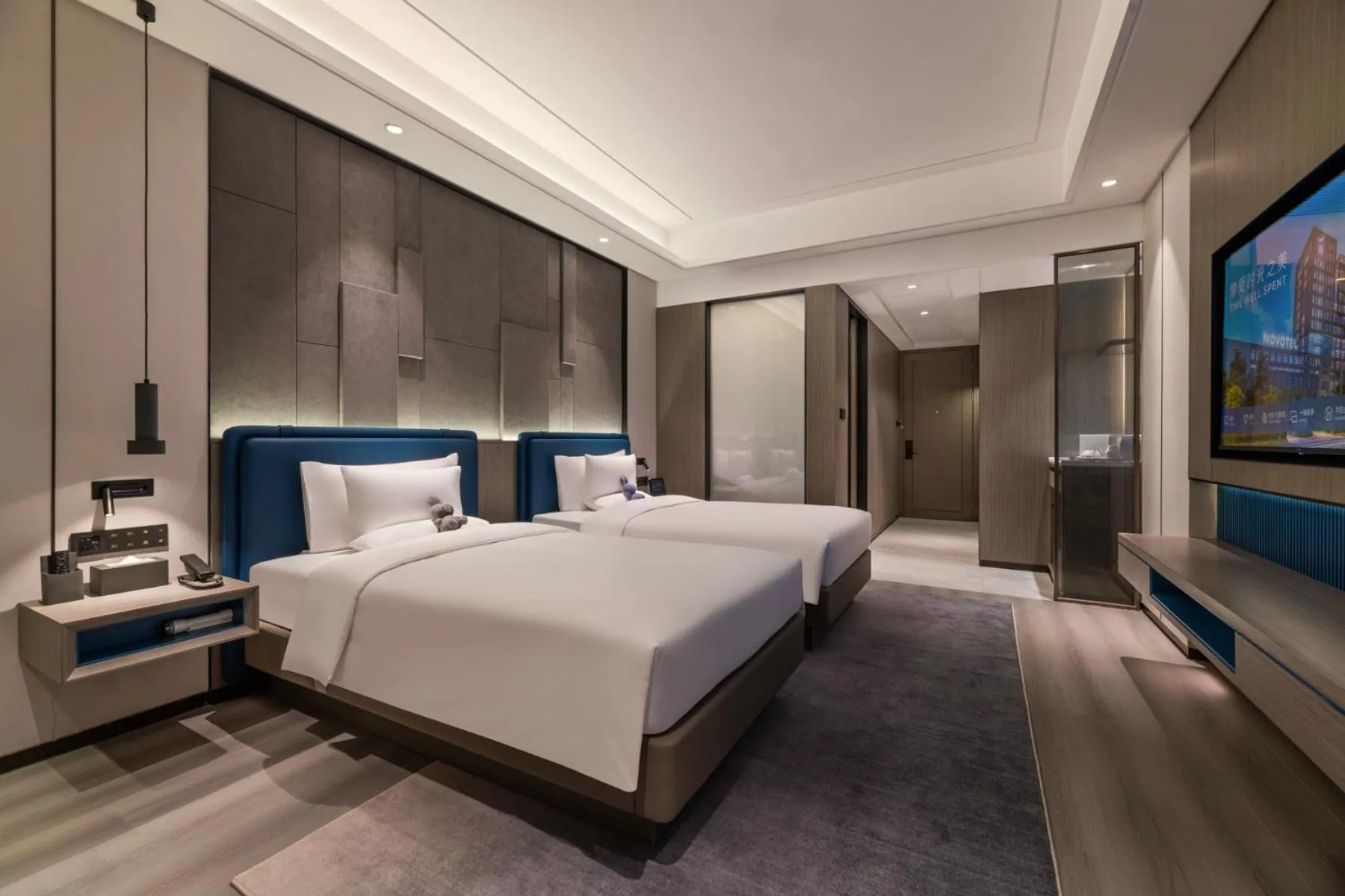 Photo of the whole room, Bed in Novotel Kunshan Yangcheng Lake