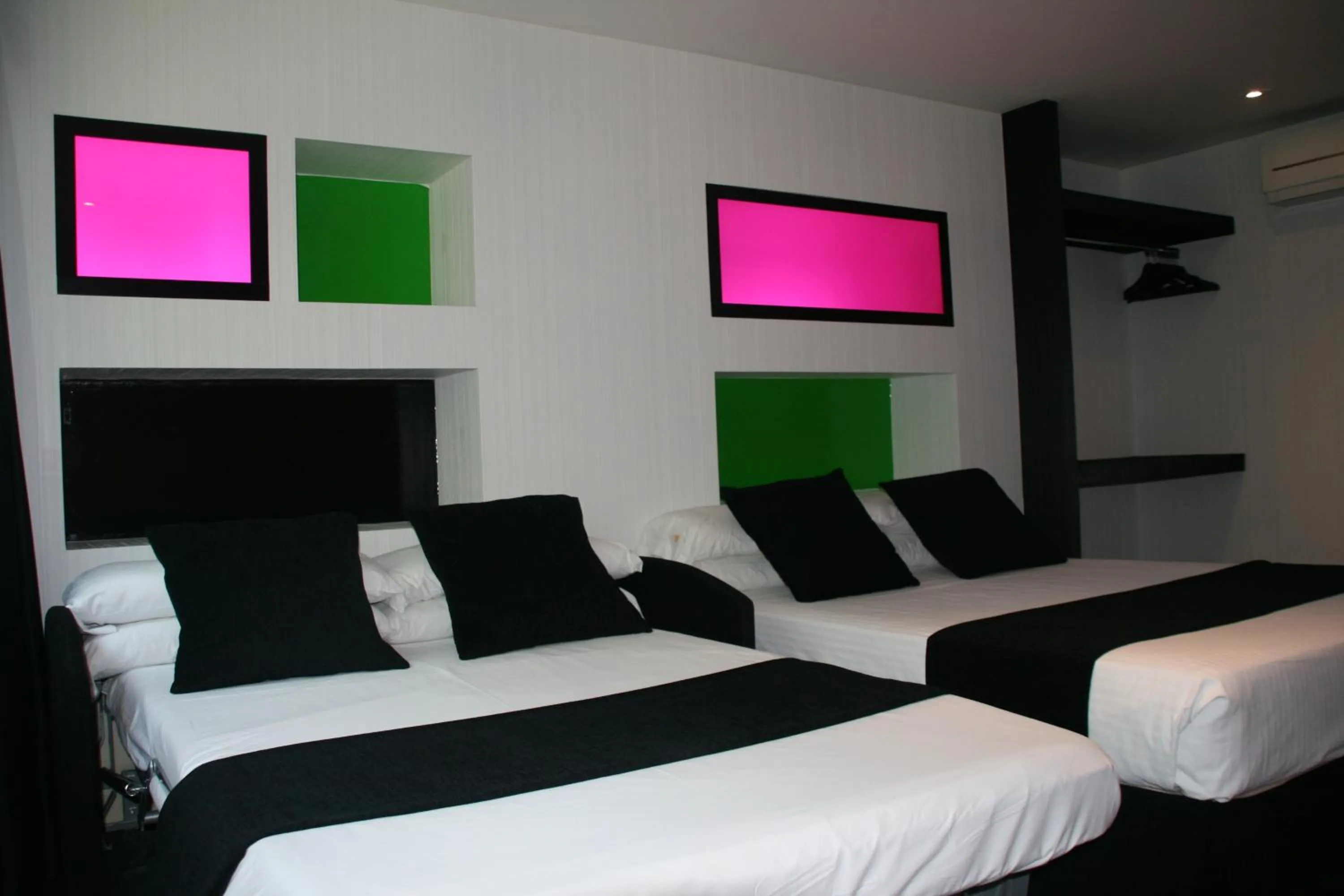 Photo of the whole room, Bed in Hotel Indiana