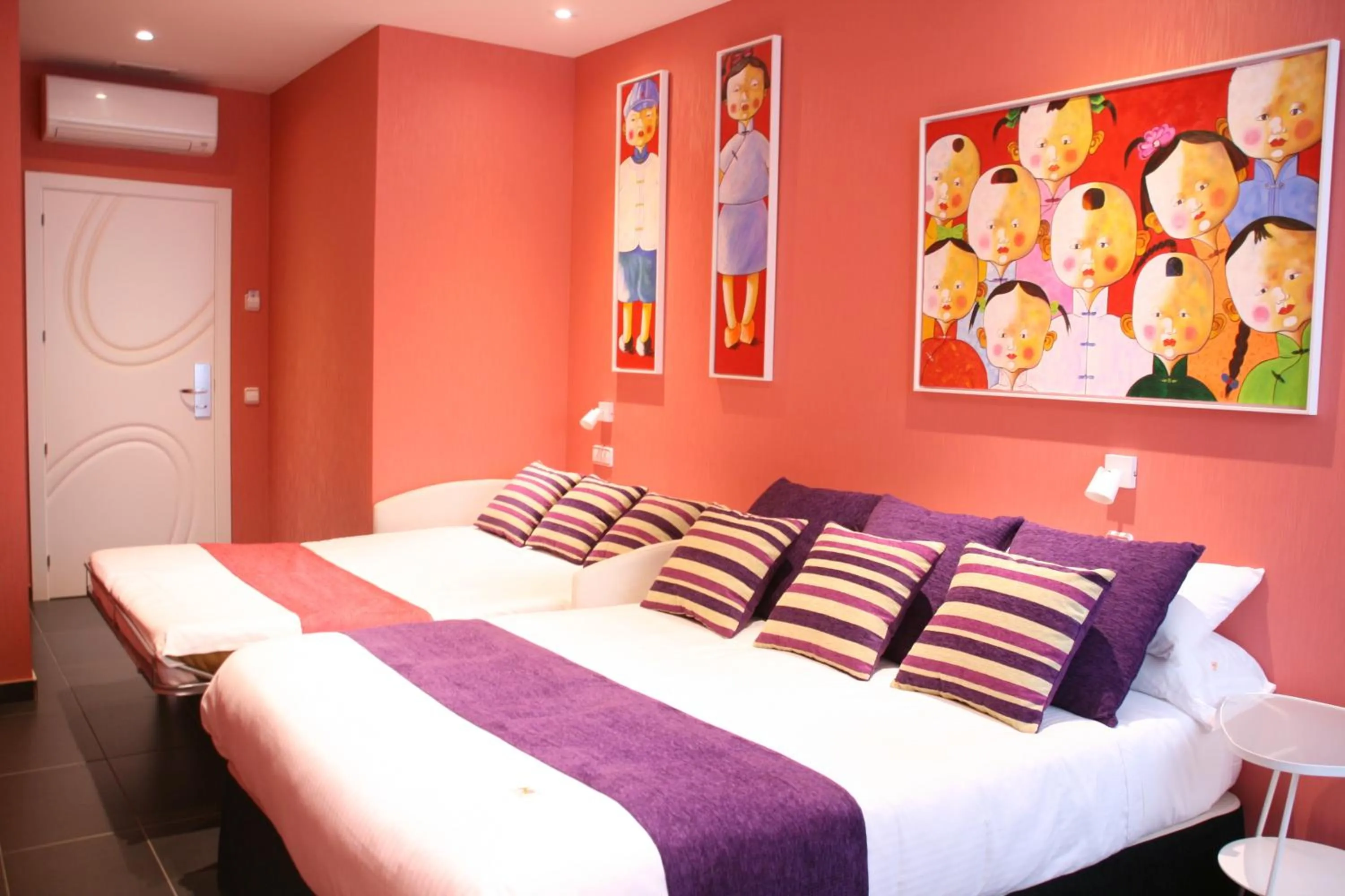 Photo of the whole room, Bed in Hotel Indiana