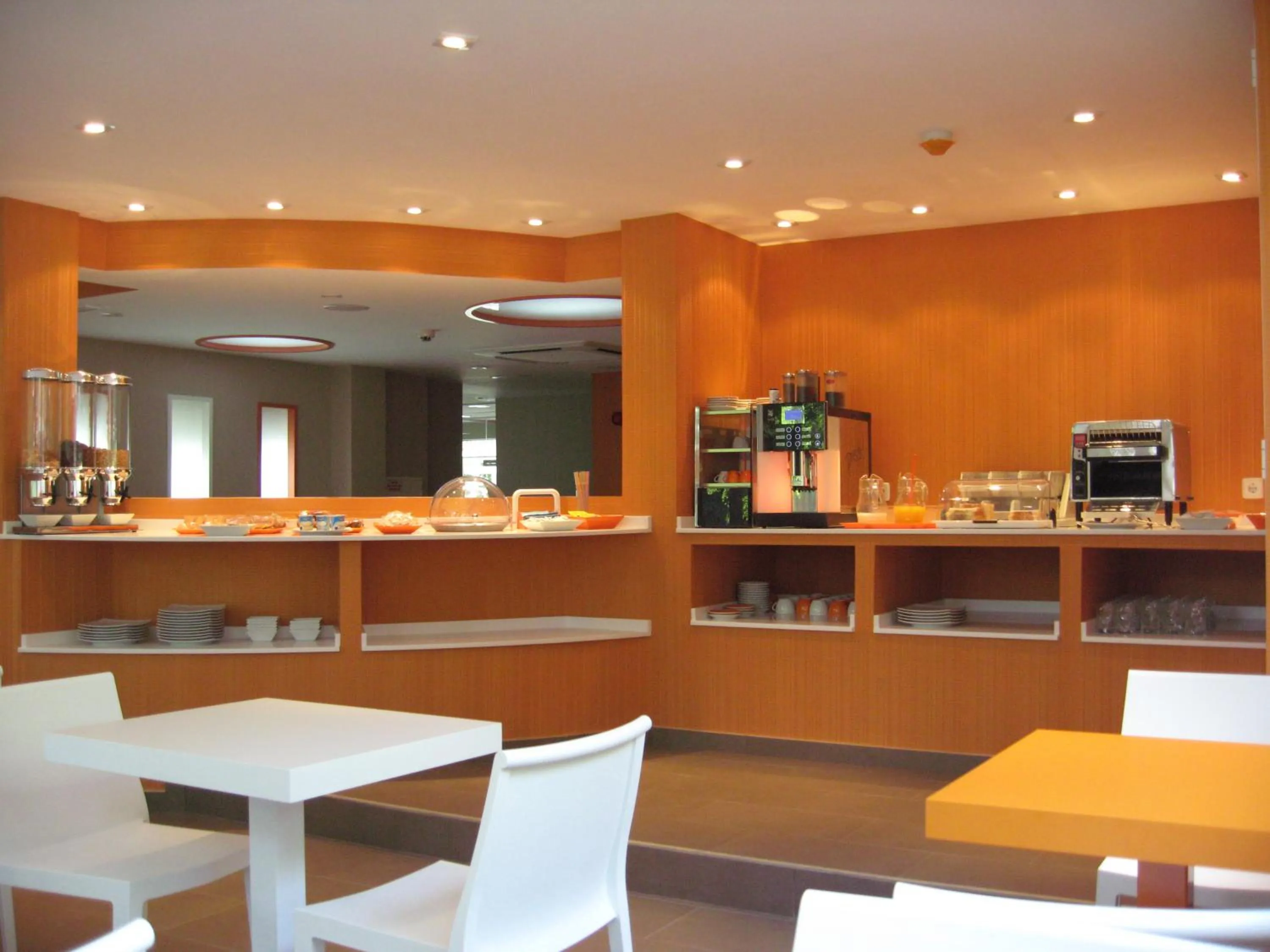 Restaurant/places to eat in Hotel Indiana