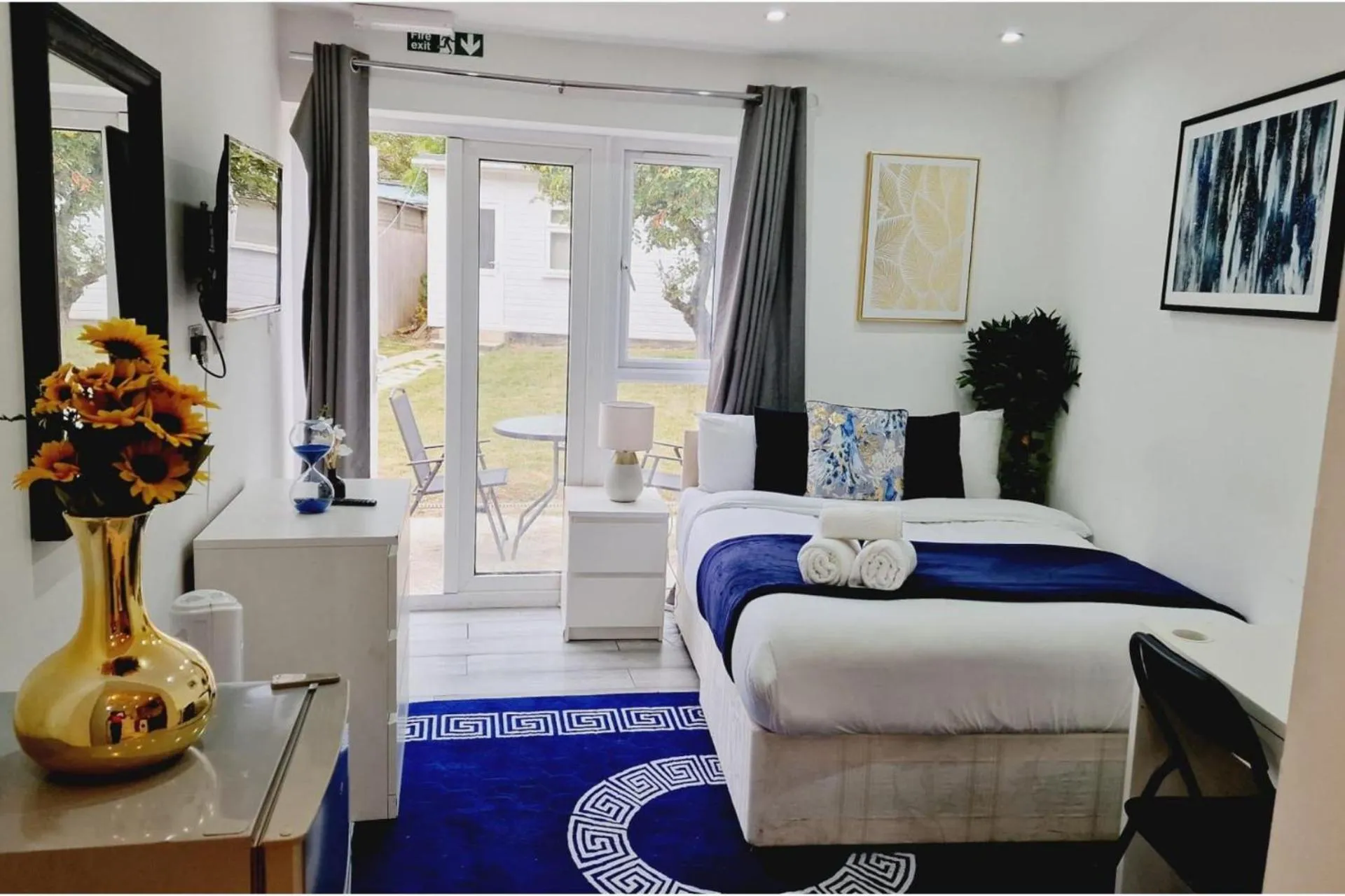 Bed in Cozy Harrow Studio with Extra Bed