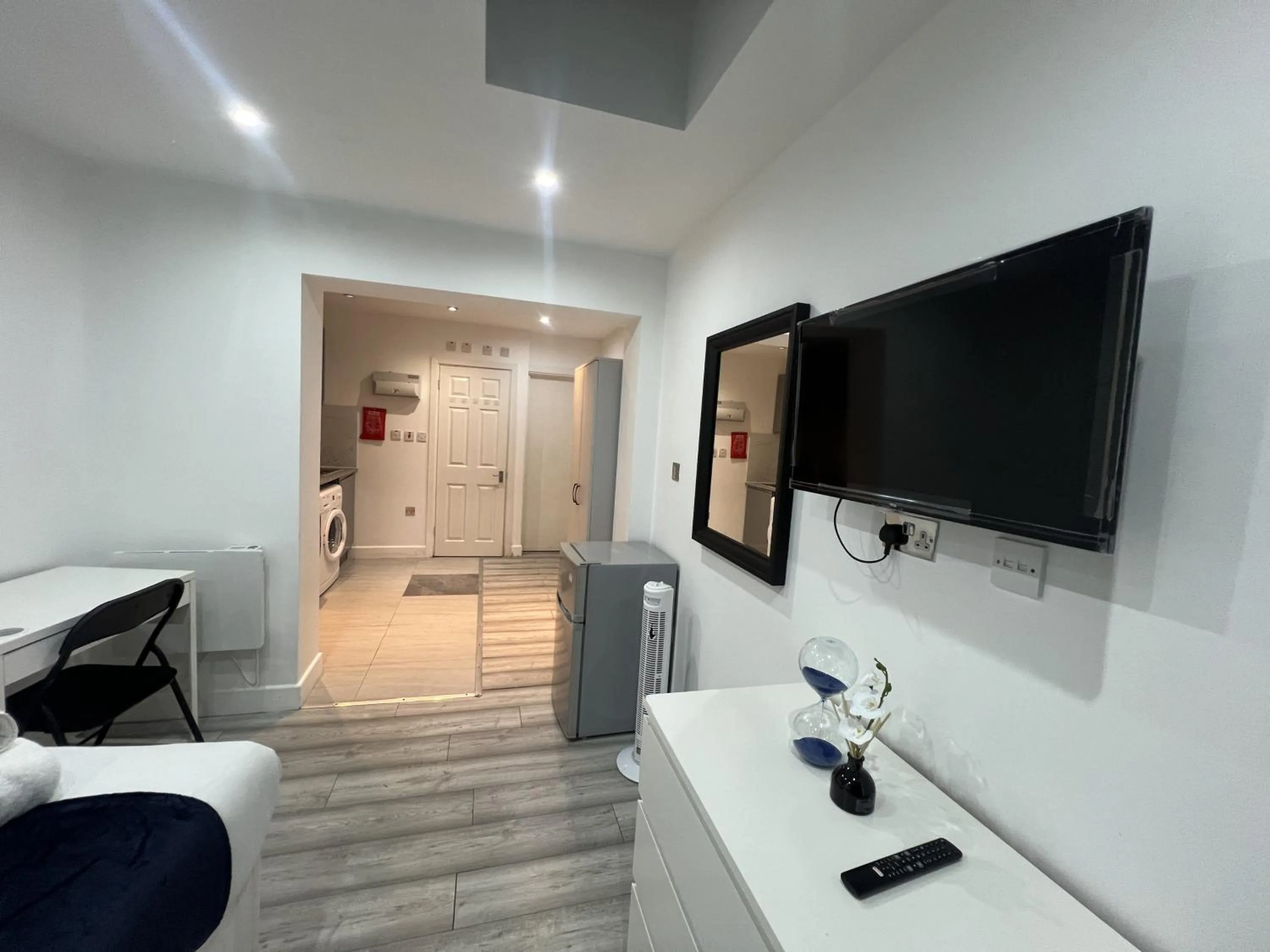 Cozy Harrow Studio with Extra Bed