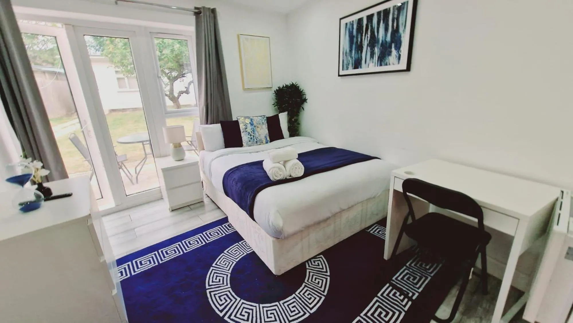 Bed in Cozy Harrow Studio with Extra Bed