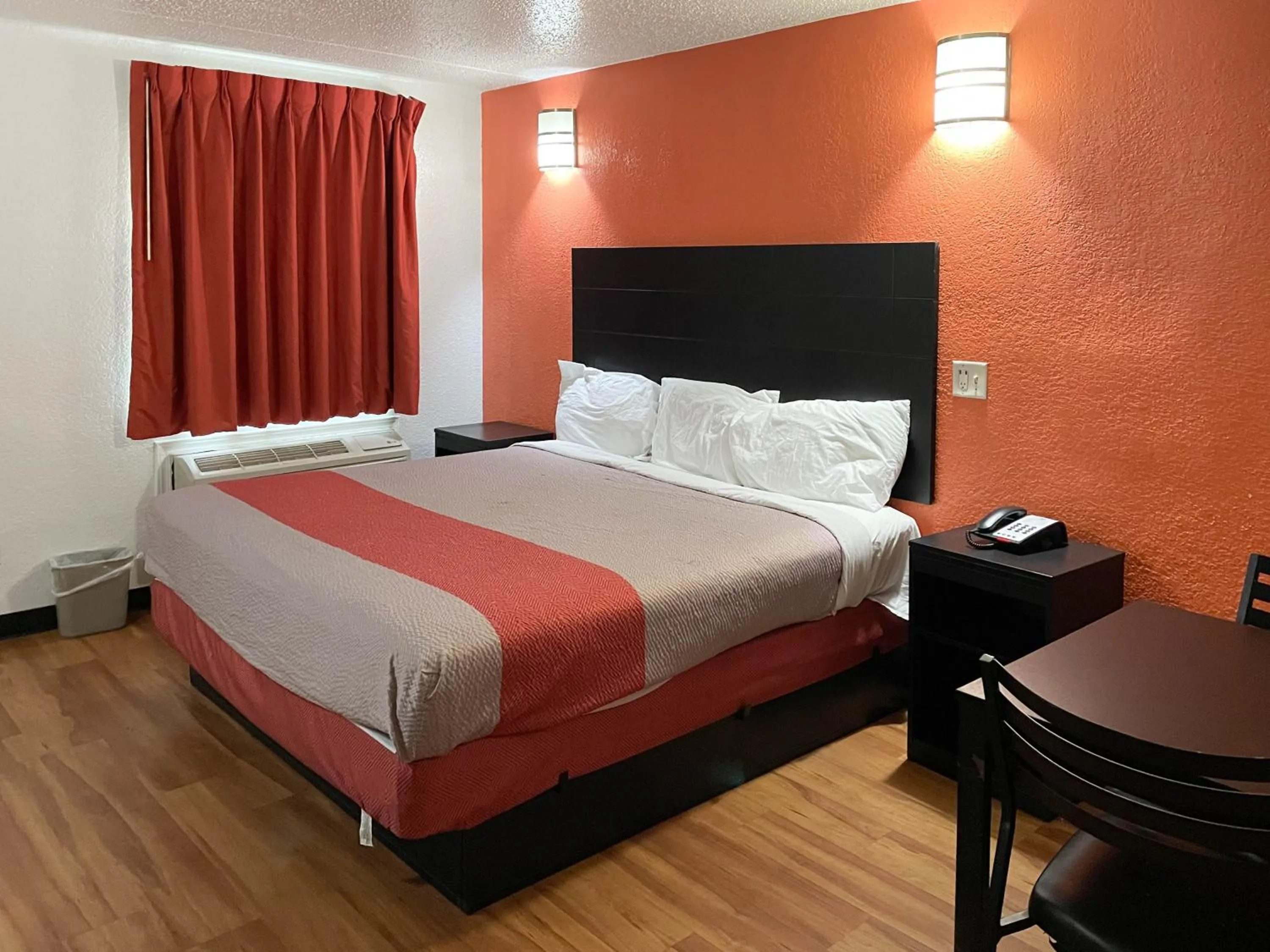 Bedroom, Bed in Studio 6 Houston TX Brookhollow