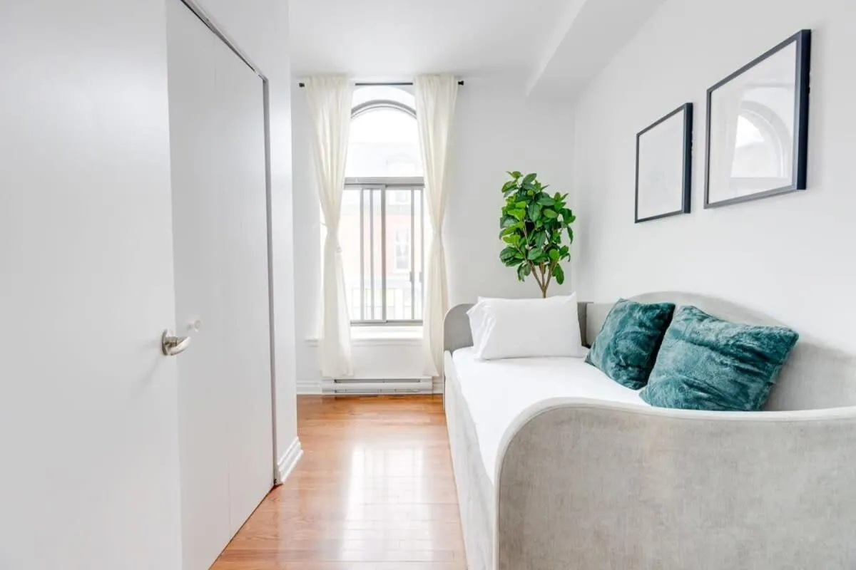 Bed in M11 Gorgeous Bright Corner 2BR in Heart of MTL