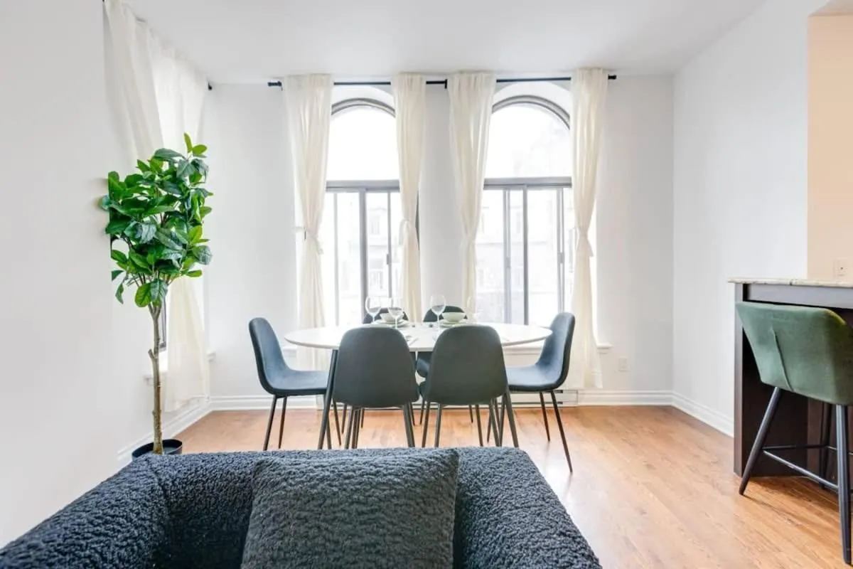 M11 Gorgeous Bright Corner 2BR in Heart of MTL