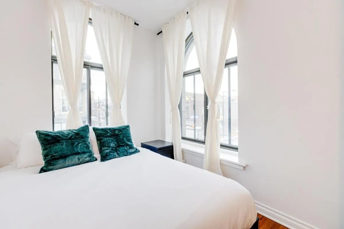 Bed in M11 Gorgeous Bright Corner 2BR in Heart of MTL