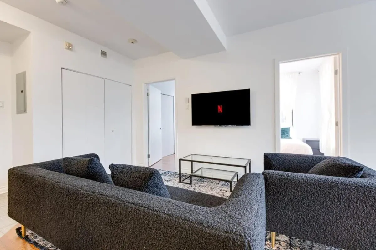 M11 Gorgeous Bright Corner 2BR in Heart of MTL