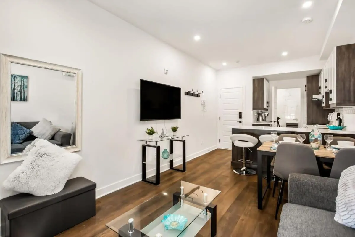 M11 Upscale Comfy Studio wAC in Perfect Location