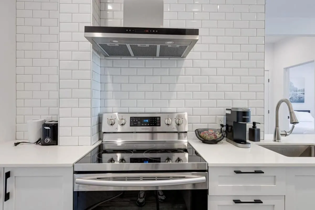 M11 Upscale Spacious 1BR wKingBed AC in Heart of PlateauMile-End