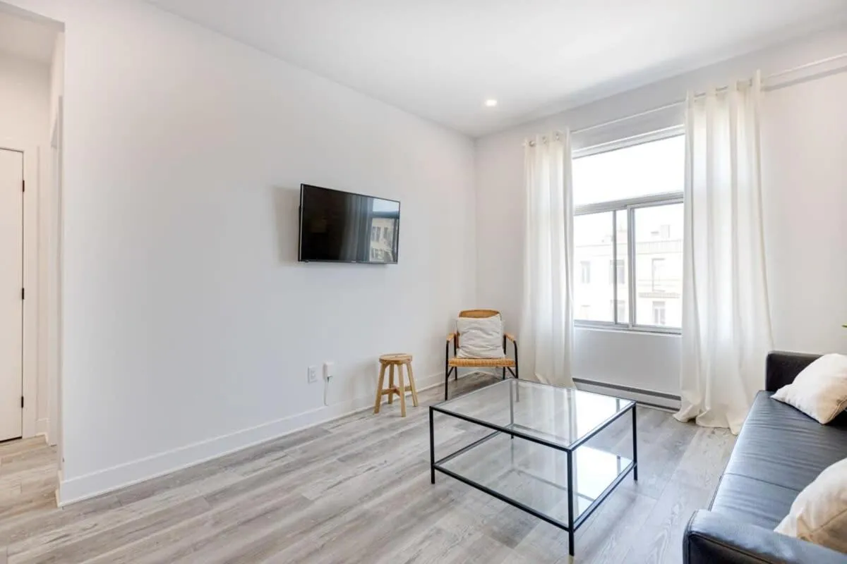 M11 Upscale Spacious 1BR wKingBed AC in Heart of PlateauMile-End