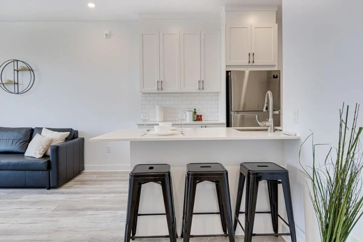 M11 Upscale Spacious 1BR wKingBed AC in Heart of PlateauMile-End