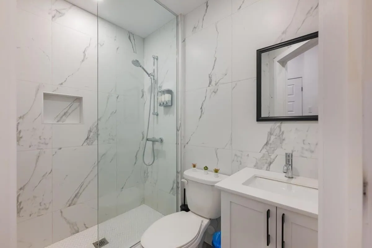 M11 Gorgeous Modern 2BRSofaBedHeart of Plateau