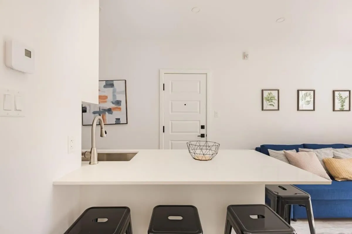 M11 Gorgeous Modern 2BRSofaBedHeart of Plateau