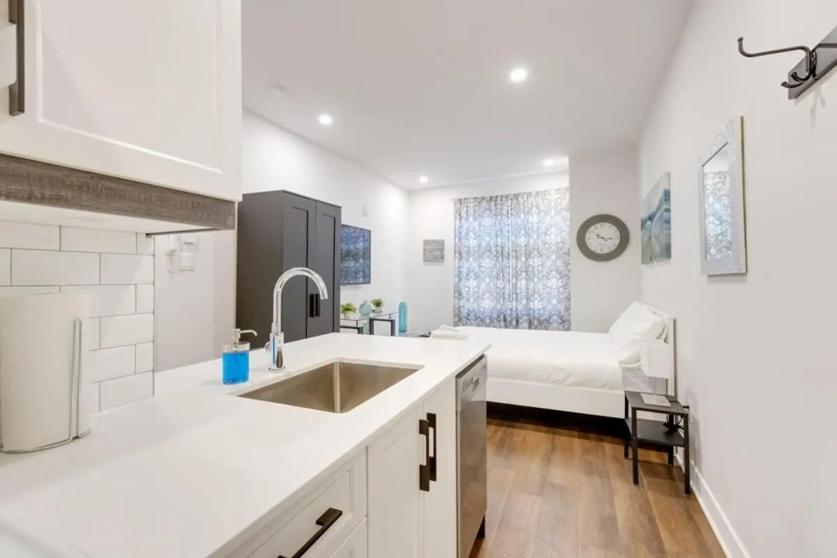 Bed in M11 Modern Comfy Studio wAC in PlateauMile-End