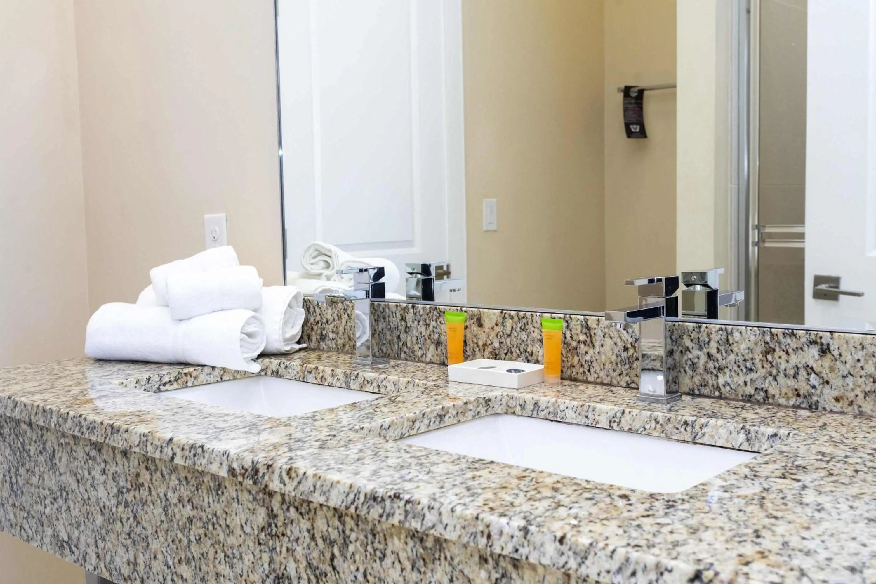 Gorgeous 4 Bd Close to Disney @ Magic Village 3114